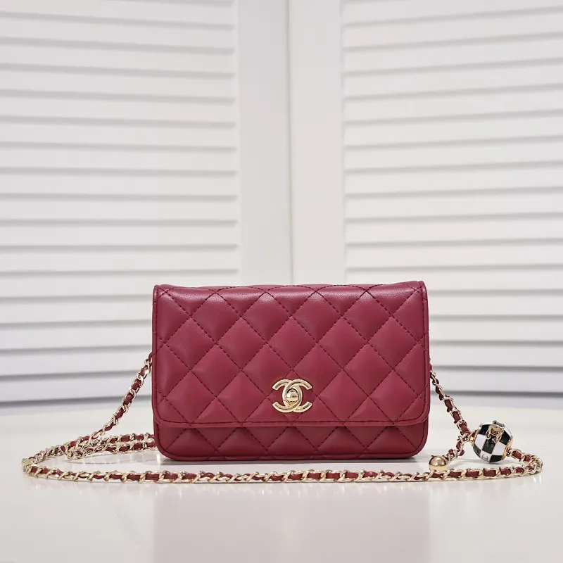 All Categories Official Website "Brand Women's Bags" Women's Bags 💙 Chanel Chane Small Chain Bag Wallet on chain is definitely indispensable. Imported calfskin 🐂 This bag is super practical, but it has a bug ~ it is too long, because it is designed according to European and American body shapes, and it will be slightly longer for Asians! but! Don't be afraid, there is magic now