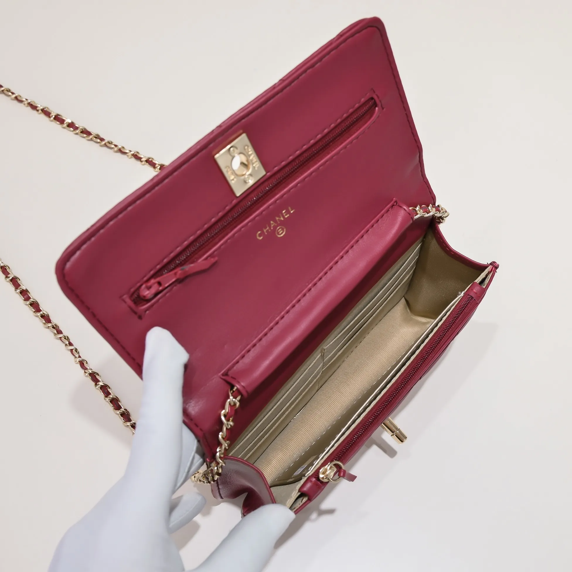 All Categories Official Website "Brand Women's Bags" Women's Bags 💙 Chanel Chane Small Chain Bag Wallet on chain is definitely indispensable. Imported calfskin 🐂 This bag is super practical, but it has a bug ~ it is too long, because it is designed according to European and American body shapes, and it will be slightly longer for Asians! but! Don't be afraid, there is magic now