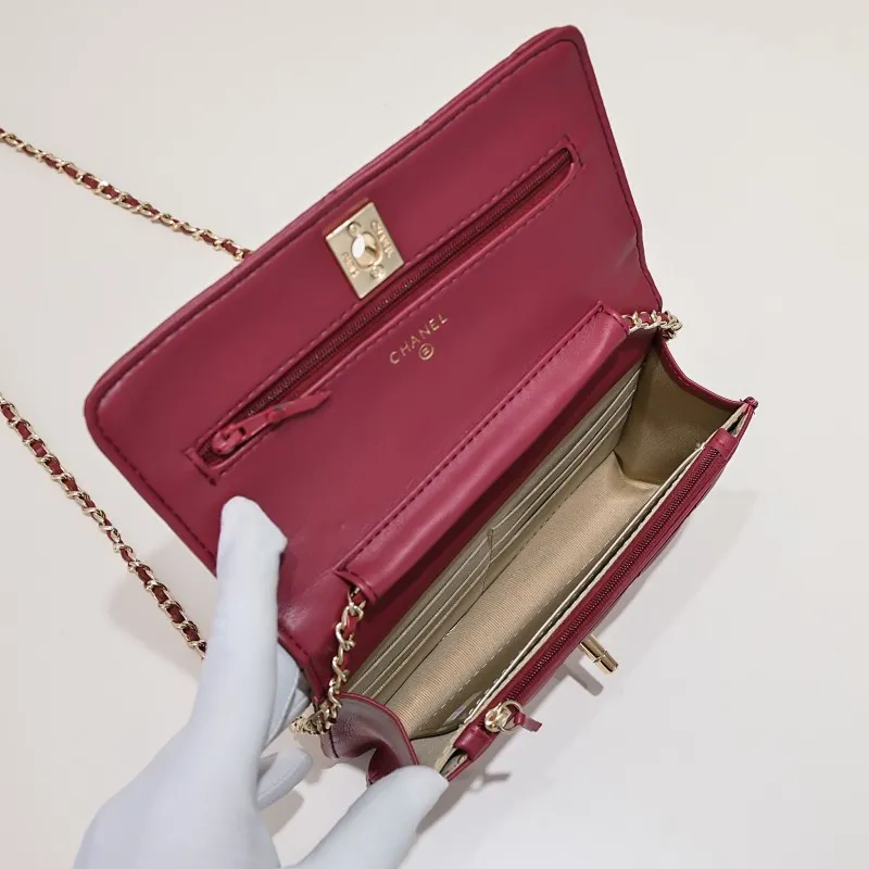 All Categories Official Website "Brand Women's Bags" Women's Bags 💙 Chanel Chane Small Chain Bag Wallet on chain is definitely indispensable. Imported calfskin 🐂 This bag is super practical, but it has a bug ~ it is too long, because it is designed according to European and American body shapes, and it will be slightly longer for Asians! but! Don't be afraid, there is magic now