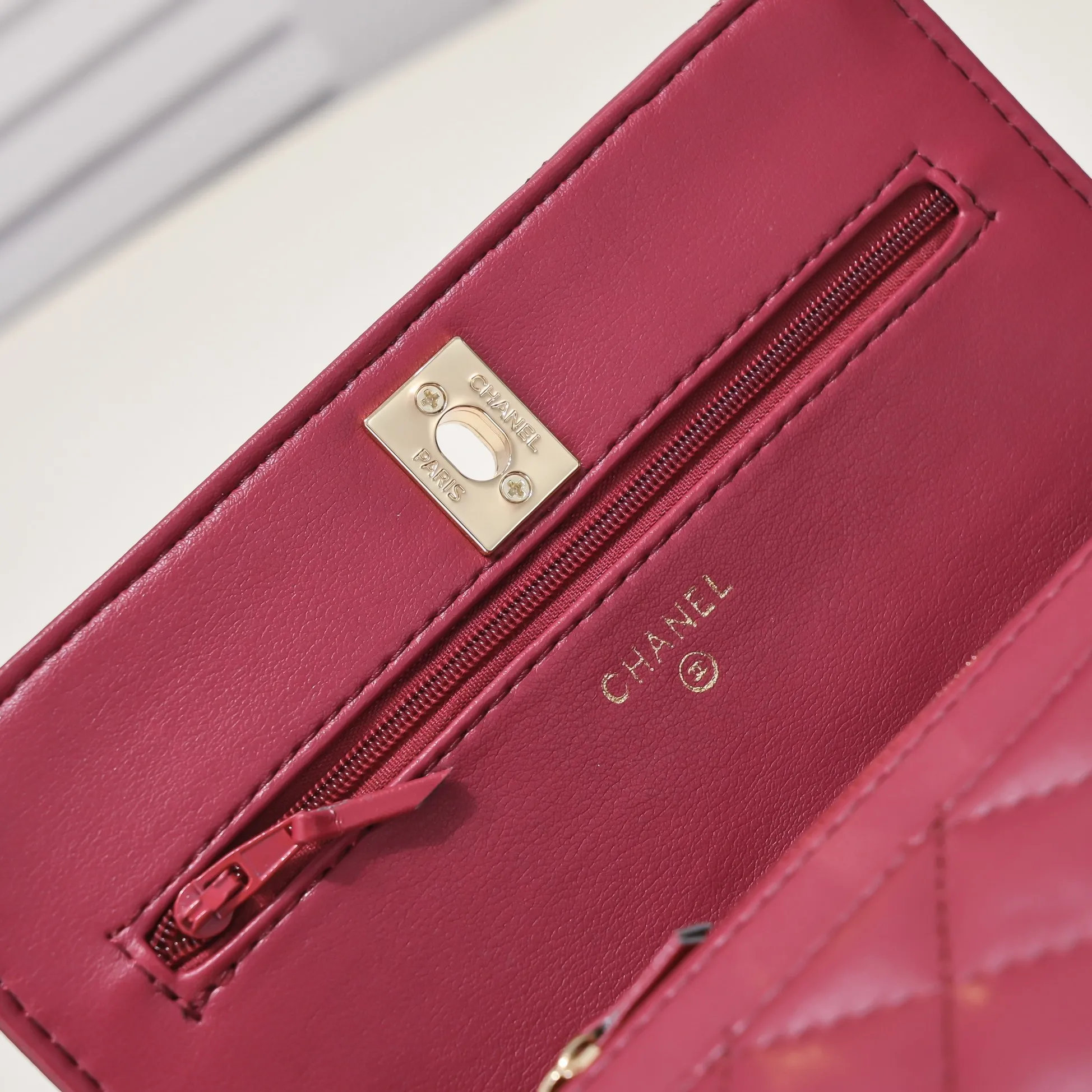 All Categories Official Website "Brand Women's Bags" Women's Bags 💙 Chanel Chane Small Chain Bag Wallet on chain is definitely indispensable. Imported calfskin 🐂 This bag is super practical, but it has a bug ~ it is too long, because it is designed according to European and American body shapes, and it will be slightly longer for Asians! but! Don't be afraid, there is magic now