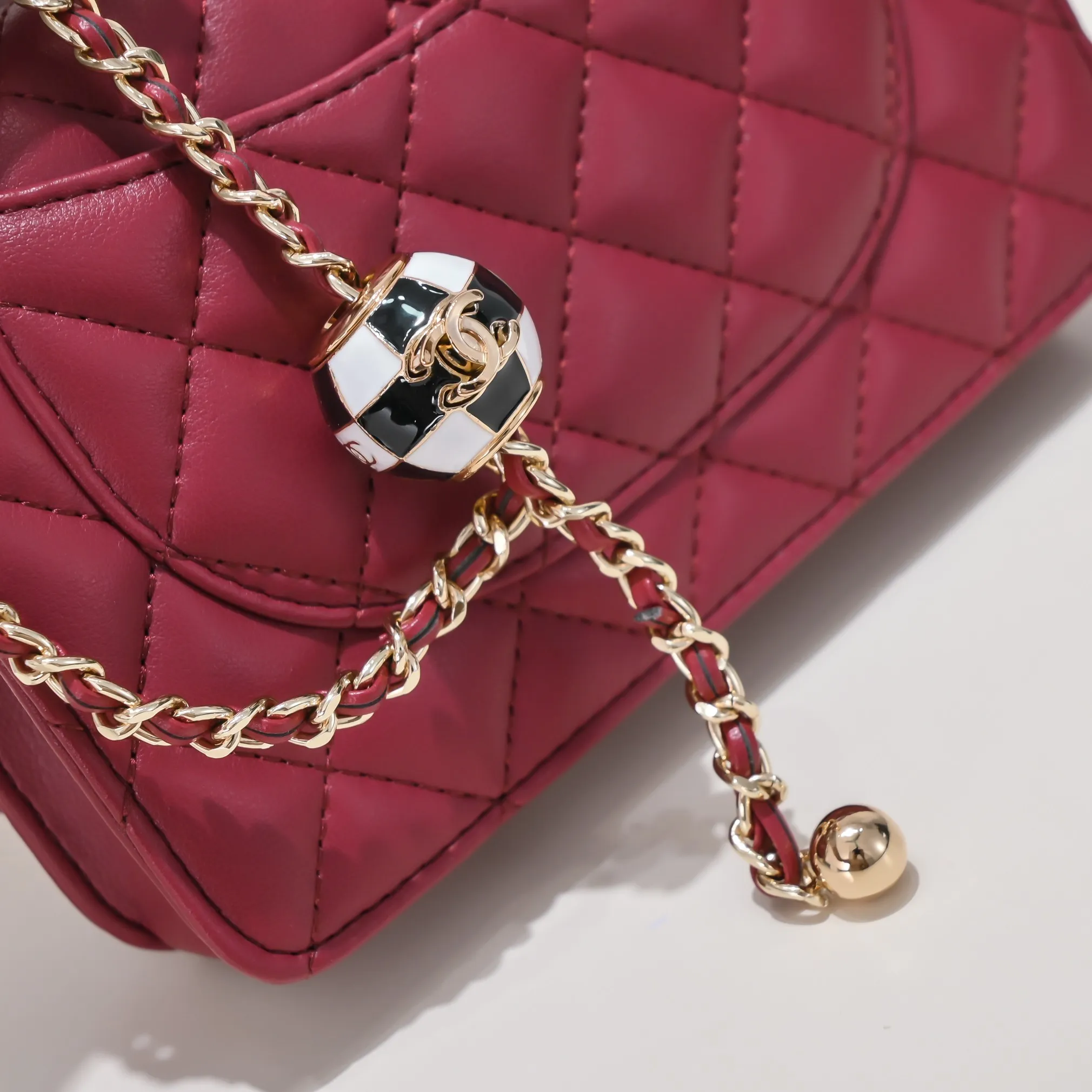 All Categories Official Website "Brand Women's Bags" Women's Bags 💙 Chanel Chane Small Chain Bag Wallet on chain is definitely indispensable. Imported calfskin 🐂 This bag is super practical, but it has a bug ~ it is too long, because it is designed according to European and American body shapes, and it will be slightly longer for Asians! but! Don't be afraid, there is magic now