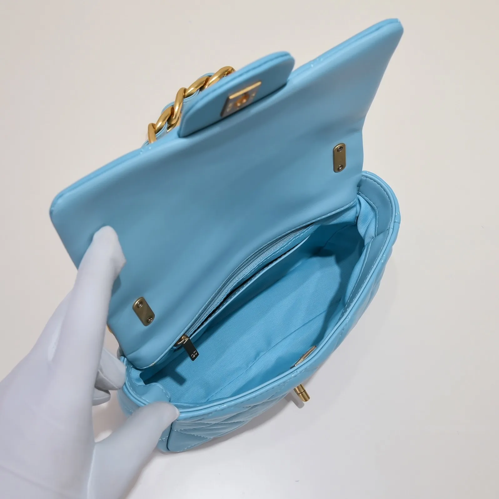 All Categories Official Website "Brand Women's Bags" Women's Bags 💙 Chanel C𝗵𝗮𝗻𝗲𝟭 𝟮𝟮𝘀 Large Gold Chain Underarm Bag Medium Size Jimei, have you got it yet? This bag looks great on hot girls, and the capacity is good. The thick chain is the finishing touch of this bag. It is younger and more fashionable than Cf. 𝐒𝐢𝐳𝐞𝟏𝟕-𝟐𝟏
