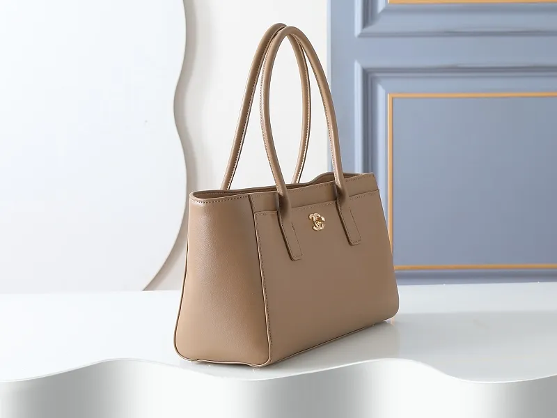 All categories Official website "Brand Women's Bags" Women's Bags 💙 Chanel 2026 new CHANEL hand-held crossbody bag