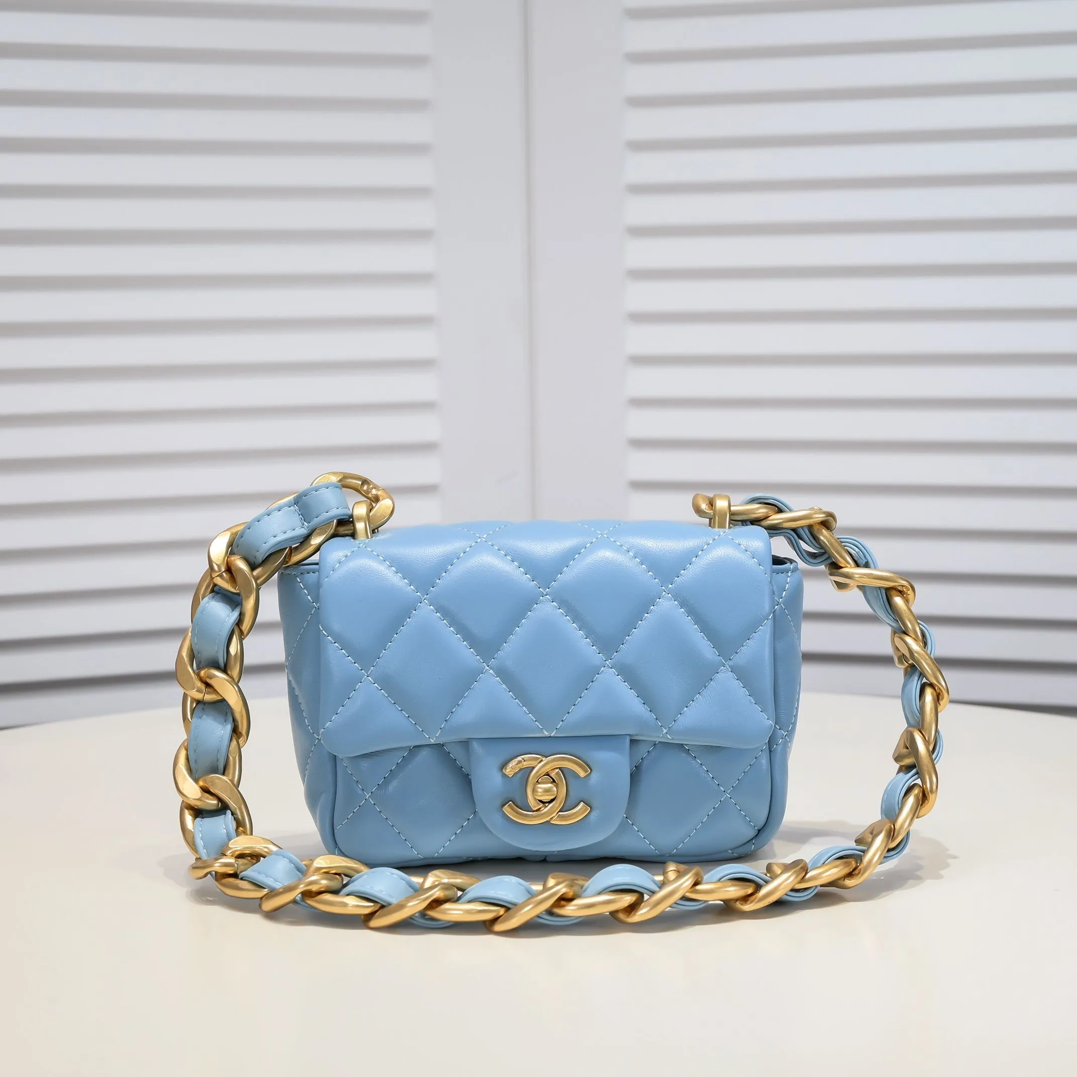 All Categories Official Website "Brand Women's Bags" Women's Bags 💙 Chanel �C𝗵𝗮𝗻𝗲𝟭 𝟮𝟮𝘀 Large Gold Chain Armpit Bag Small Size Jimei, have you got it yet? This bag is easy to wear with hot girls, and the capacity is good. The thick chain is the finishing touch of this bag. It is younger and more fashionable than Cf. 𝐒𝐢𝐳𝐞𝟏𝟑-𝟏𝟕
