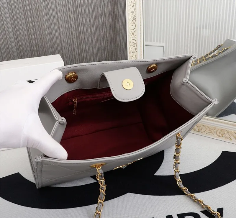 All Categories Official Website "Brand Women's Bags" Women's Bags 💙 Chanel new shopping bag CHANEI, calfskin series, gold hardware with large diamond pattern, exquisite logo on the bag gives a new and elegant feel, calfskin is wear-resistant and soft to the touch, all-copper hardware, size 24-34-13