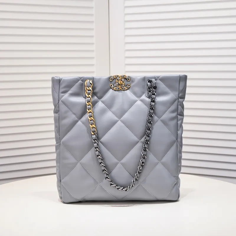 All Categories Official Website "Brand Women's Bags" Women's Bags 💙 Chanel 𝗖𝗛𝗔𝗡𝗘𝗟 𝟮𝟮𝗕 19𝑩𝑨𝑮 𝑻𝒐𝒕𝒆Black Gold Italian first-grade [GR] lambskin, with a delicate and soft feel. The classic diamond pattern design is matched with a leather-clad metal chain. The gold color brings a sense of luxury. This season’s most classic black gold design has been collected.