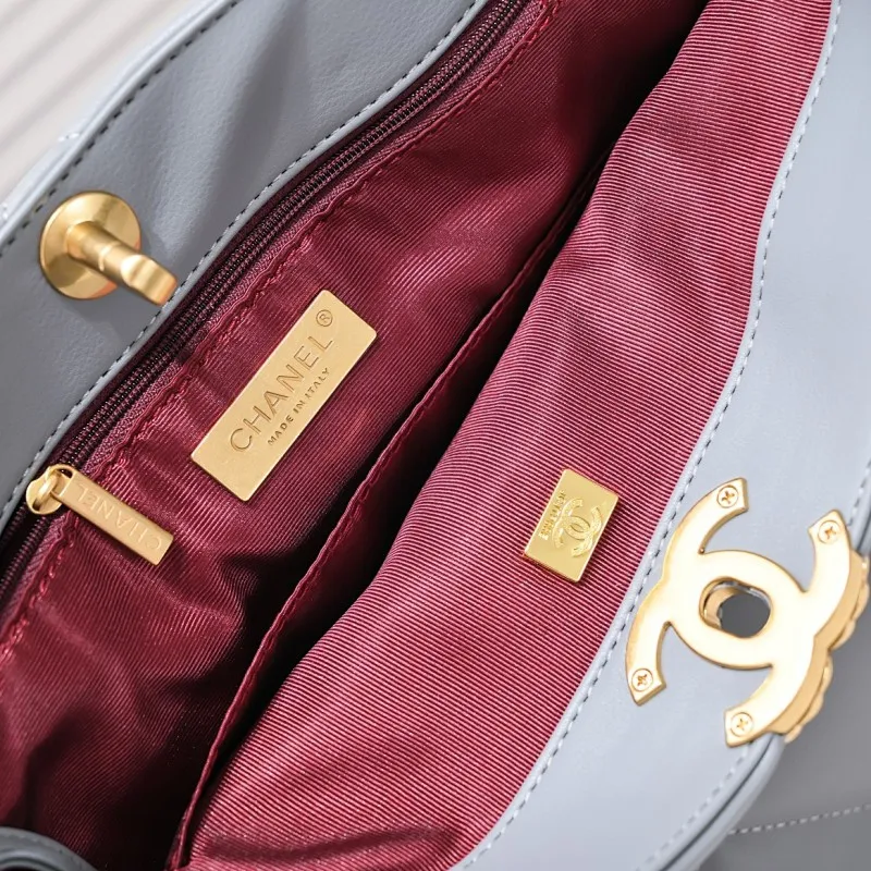 All Categories Official Website "Brand Women's Bags" Women's Bags 💙 Chanel 𝗖𝗛𝗔𝗡𝗘𝗟 𝟮𝟮𝗕 19𝑩𝑨𝑮 𝑻𝒐𝒕𝒆Black Gold Italian first-grade [GR] lambskin, with a delicate and soft feel. The classic diamond pattern design is matched with a leather-clad metal chain. The gold color brings a sense of luxury. This season’s most classic black gold design has been collected.