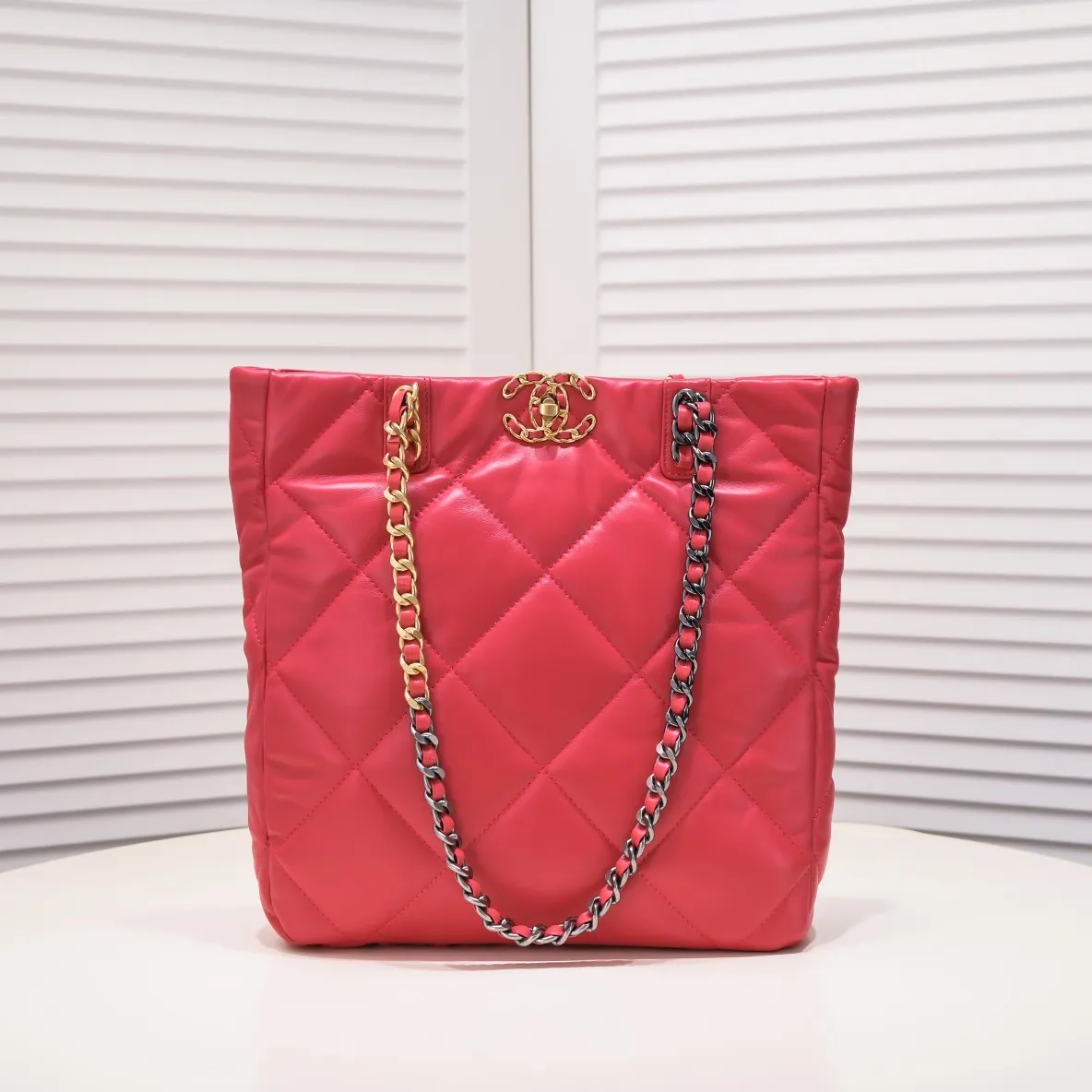 All Categories Official Website "Brand Women's Bags" Women's Bags 💙 Chanel 𝗖𝗛𝗔𝗡𝗘𝗟 𝟮𝟮𝗕 19𝑩𝑨𝑮 𝑻𝒐𝒕𝒆Black Gold Italian first-grade [GR] lambskin, with a delicate and soft feel. The classic diamond pattern design is matched with a leather-clad metal chain. The gold color brings a sense of luxury. This season’s most classic black gold design has been collected.