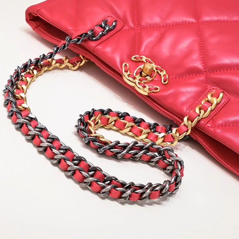 All Categories Official Website "Brand Women's Bags" Women's Bags 💙 Chanel 𝗖𝗛𝗔𝗡𝗘𝗟 𝟮𝟮𝗕 19𝑩𝑨𝑮 𝑻𝒐𝒕𝒆Black Gold Italian first-grade [GR] lambskin, with a delicate and soft feel. The classic diamond pattern design is matched with a leather-clad metal chain. The gold color brings a sense of luxury. This season’s most classic black gold design has been collected.