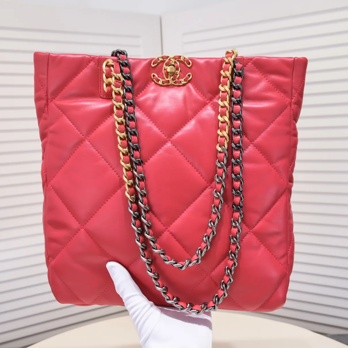 All Categories Official Website "Brand Women's Bags" Women's Bags 💙 Chanel 𝗖𝗛𝗔𝗡𝗘𝗟 𝟮𝟮𝗕 19𝑩𝑨𝑮 𝑻𝒐𝒕𝒆Black Gold Italian first-grade [GR] lambskin, with a delicate and soft feel. The classic diamond pattern design is matched with a leather-clad metal chain. The gold color brings a sense of luxury. This season’s most classic black gold design has been collected.