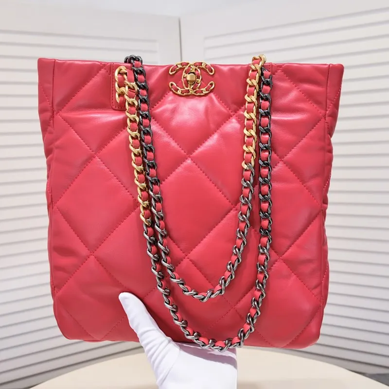 All Categories Official Website "Brand Women's Bags" Women's Bags 💙 Chanel 𝗖𝗛𝗔𝗡𝗘𝗟 𝟮𝟮𝗕 19𝑩𝑨𝑮 𝑻𝒐𝒕𝒆Black Gold Italian first-grade [GR] lambskin, with a delicate and soft feel. The classic diamond pattern design is matched with a leather-clad metal chain. The gold color brings a sense of luxury. This season’s most classic black gold design has been collected.