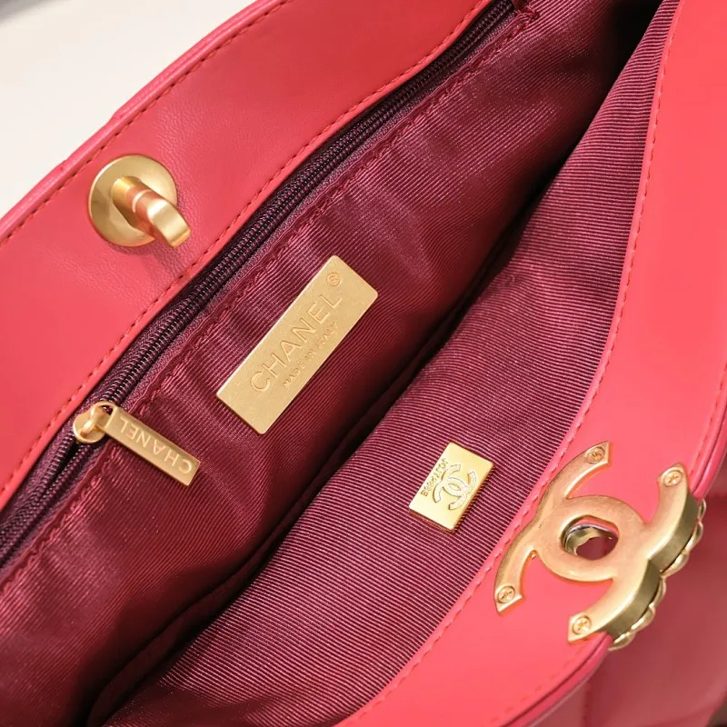 All Categories Official Website "Brand Women's Bags" Women's Bags 💙 Chanel 𝗖𝗛𝗔𝗡𝗘𝗟 𝟮𝟮𝗕 19𝑩𝑨𝑮 𝑻𝒐𝒕𝒆Black Gold Italian first-grade [GR] lambskin, with a delicate and soft feel. The classic diamond pattern design is matched with a leather-clad metal chain. The gold color brings a sense of luxury. This season’s most classic black gold design has been collected.