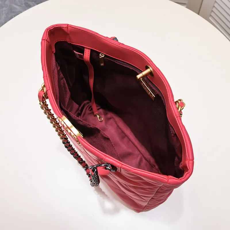 All Categories Official Website "Brand Women's Bags" Women's Bags 💙 Chanel 𝗖𝗛𝗔𝗡𝗘𝗟 𝟮𝟮𝗕 19𝑩𝑨𝑮 𝑻𝒐𝒕𝒆Black Gold Italian first-grade [GR] lambskin, with a delicate and soft feel. The classic diamond pattern design is matched with a leather-clad metal chain. The gold color brings a sense of luxury. This season’s most classic black gold design has been collected.