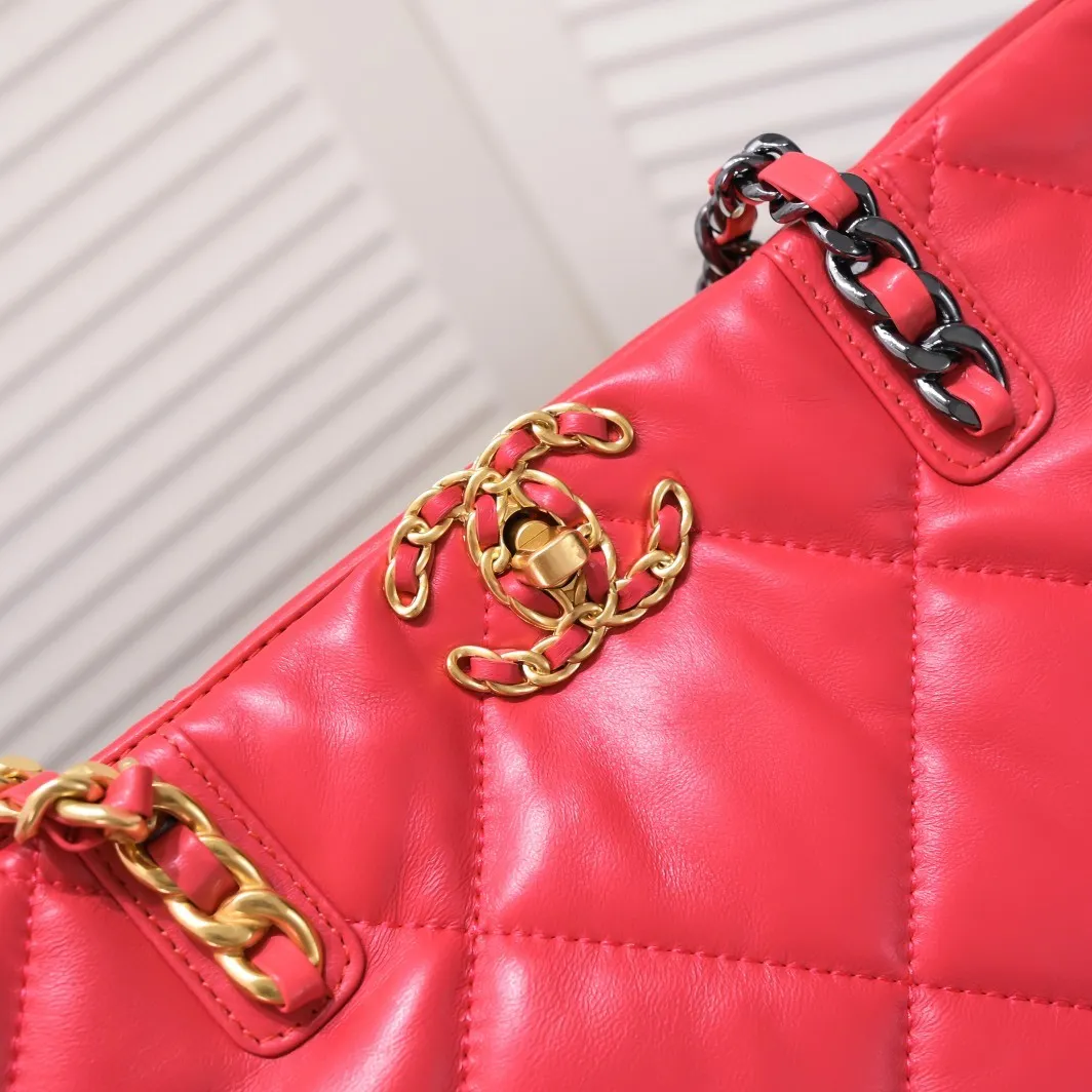 All Categories Official Website "Brand Women's Bags" Women's Bags 💙 Chanel 𝗖𝗛𝗔𝗡𝗘𝗟 𝟮𝟮𝗕 19𝑩𝑨𝑮 𝑻𝒐𝒕𝒆Black Gold Italian first-grade [GR] lambskin, with a delicate and soft feel. The classic diamond pattern design is matched with a leather-clad metal chain. The gold color brings a sense of luxury. This season’s most classic black gold design has been collected.