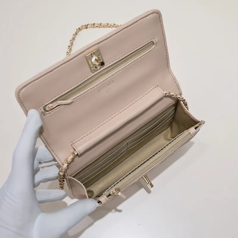 All Categories Official Website "Brand Women's Bags" Women's Bags 💙 Chanel Chane Small Chain Bag Wallet on chain is definitely indispensable. Imported calfskin 🐂 This bag is super practical, but it has a bug ~ it is too long, because it is designed according to European and American body shapes, and it will be slightly longer for Asians! but! Don't be afraid, there is magic now