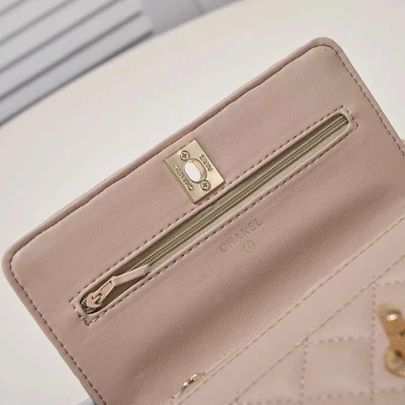 All Categories Official Website "Brand Women's Bags" Women's Bags 💙 Chanel Chane Small Chain Bag Wallet on chain is definitely indispensable. Imported calfskin 🐂 This bag is super practical, but it has a bug ~ it is too long, because it is designed according to European and American body shapes, and it will be slightly longer for Asians! but! Don't be afraid, there is magic now