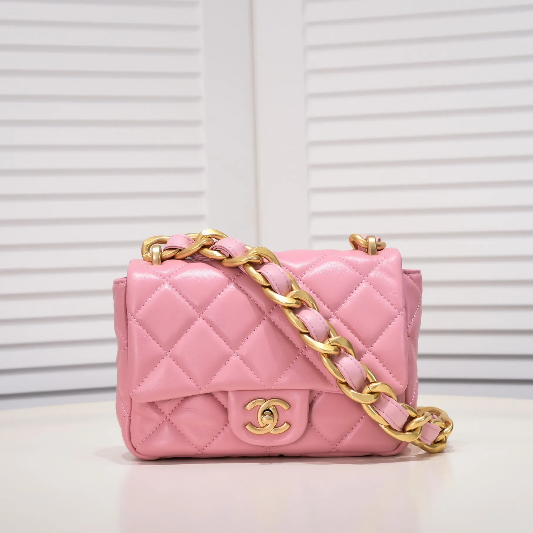 All Categories Official Website "Brand Women's Bags" Women's Bags 💙 Chanel C𝗵𝗮𝗻𝗲𝟭 𝟮𝟮𝘀 Large Gold Chain Underarm Bag Medium Size Jimei, have you got it yet? This bag looks great on hot girls, and the capacity is good. The thick chain is the finishing touch of this bag. It is younger and more fashionable than Cf. 𝐒𝐢𝐳𝐞𝟏𝟕-𝟐𝟏