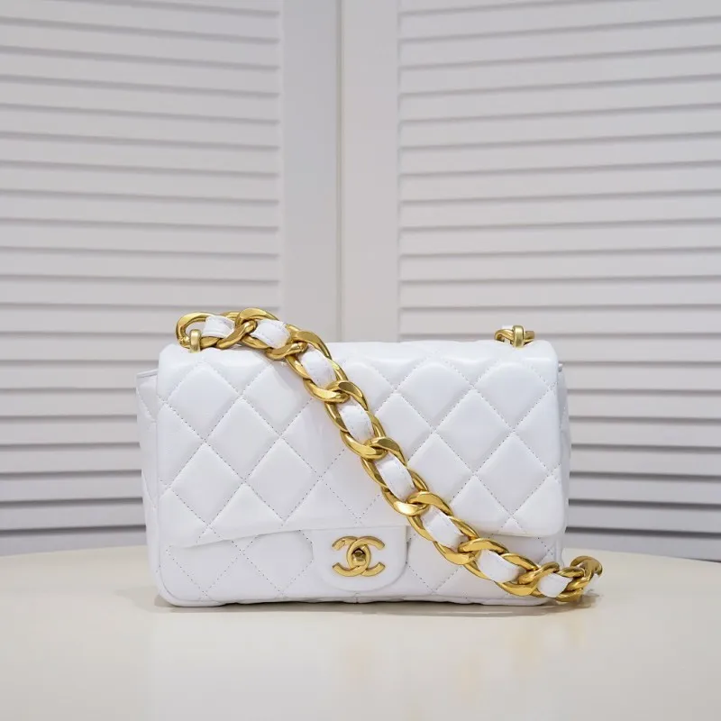 All Categories Official Website "Brand Women's Bags" Women's Bags 💙 Chanel 𝗖𝗵𝗮𝗻𝗲𝟭 𝟮𝟮𝘀 Large Gold Chain Underarm Bag Large Size Jimei, have you got it yet? This bag is easy to wear with hot girls, and the capacity is good. The thick chain is the finishing touch of this bag. It is younger and more fashionable than Cf 𝐒𝐢𝐳𝐞𝟏8-𝟐7-