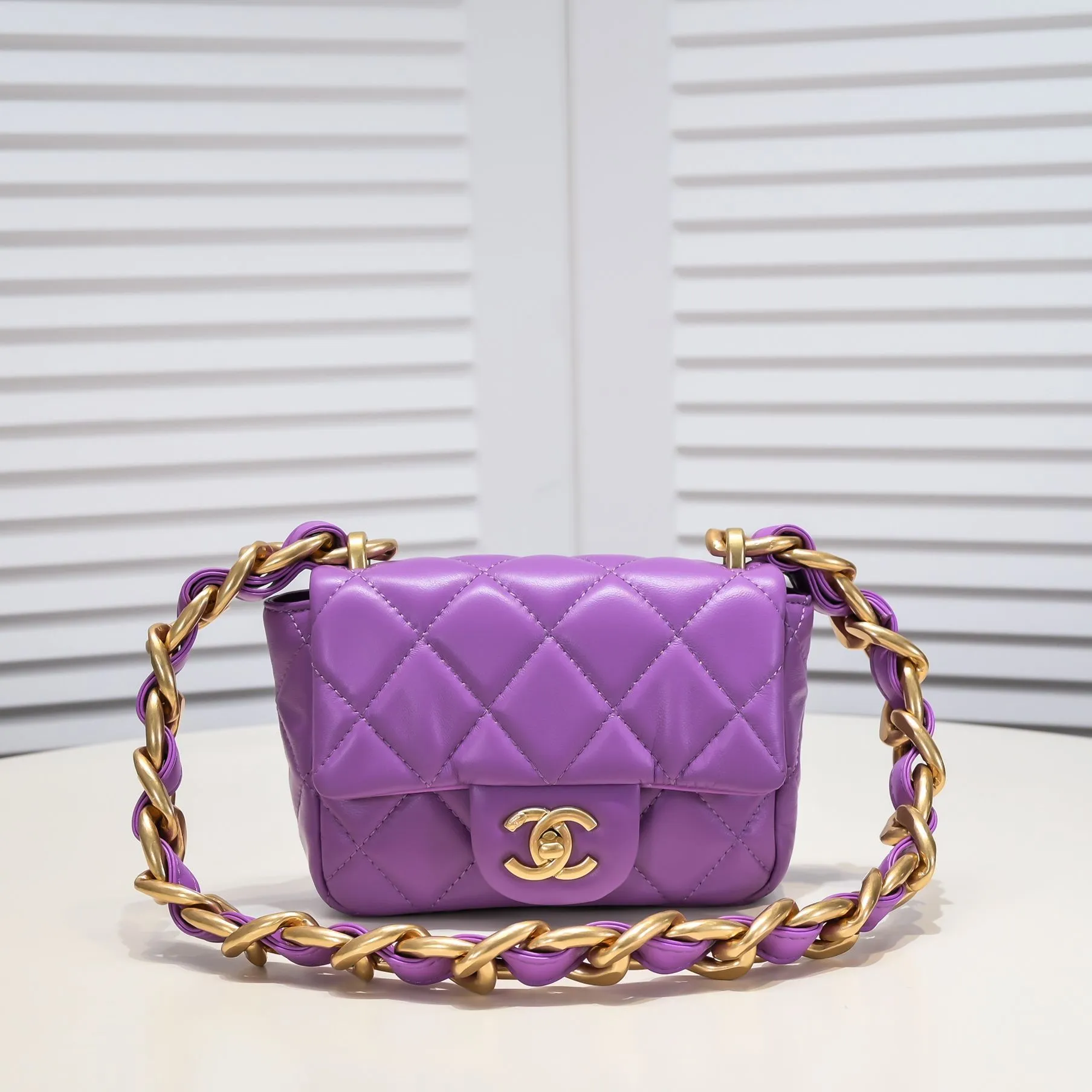All Categories Official Website "Brand Women's Bags" Women's Bags 💙 Chanel �C𝗵𝗮𝗻𝗲𝟭 𝟮𝟮𝘀 Large Gold Chain Armpit Bag Small Size Jimei, have you got it yet? This bag is easy to wear with hot girls, and the capacity is good. The thick chain is the finishing touch of this bag. It is younger and more fashionable than Cf. 𝐒𝐢𝐳𝐞𝟏𝟑-𝟏𝟕