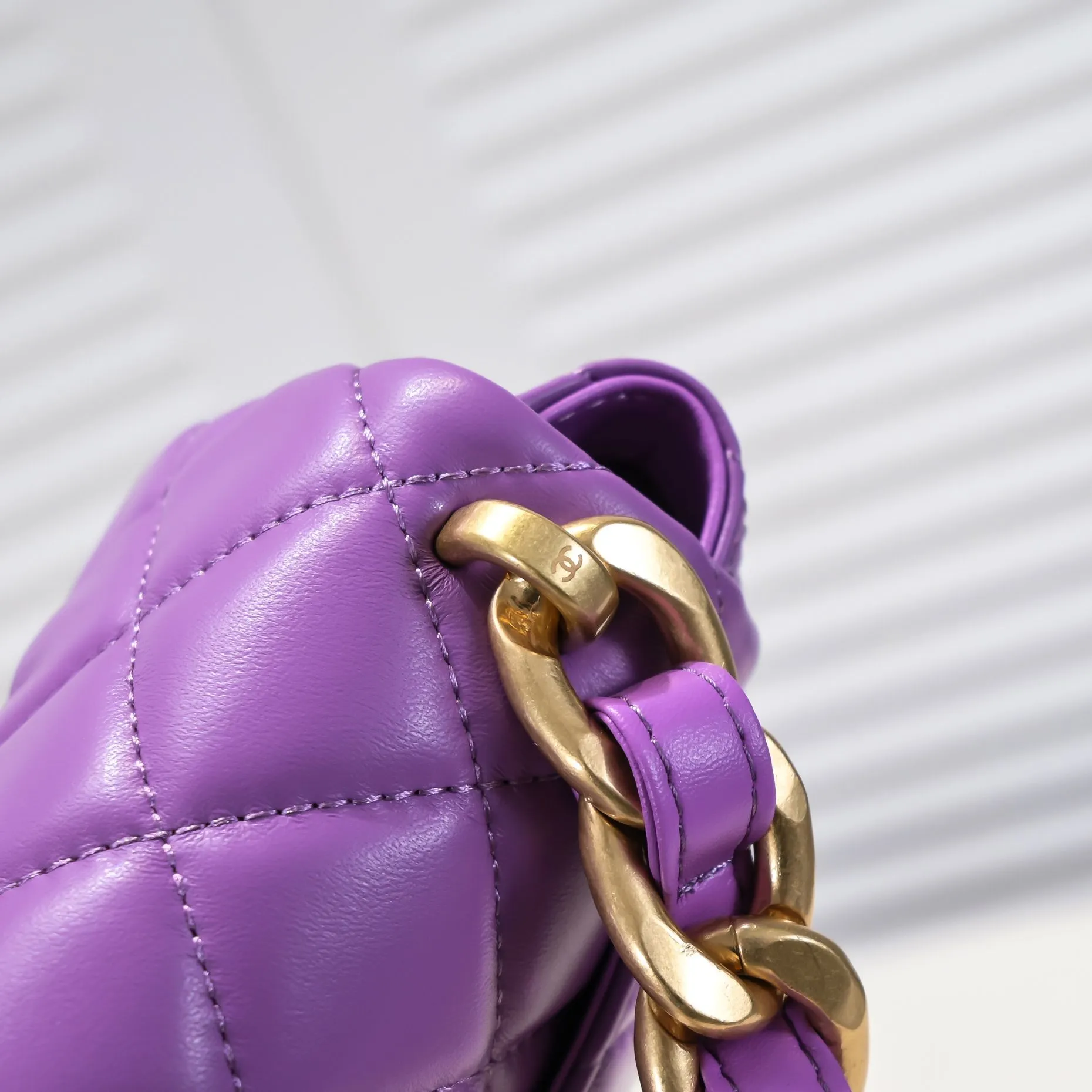 All Categories Official Website "Brand Women's Bags" Women's Bags 💙 Chanel �C𝗵𝗮𝗻𝗲𝟭 𝟮𝟮𝘀 Large Gold Chain Armpit Bag Small Size Jimei, have you got it yet? This bag is easy to wear with hot girls, and the capacity is good. The thick chain is the finishing touch of this bag. It is younger and more fashionable than Cf. 𝐒𝐢𝐳𝐞𝟏𝟑-𝟏𝟕