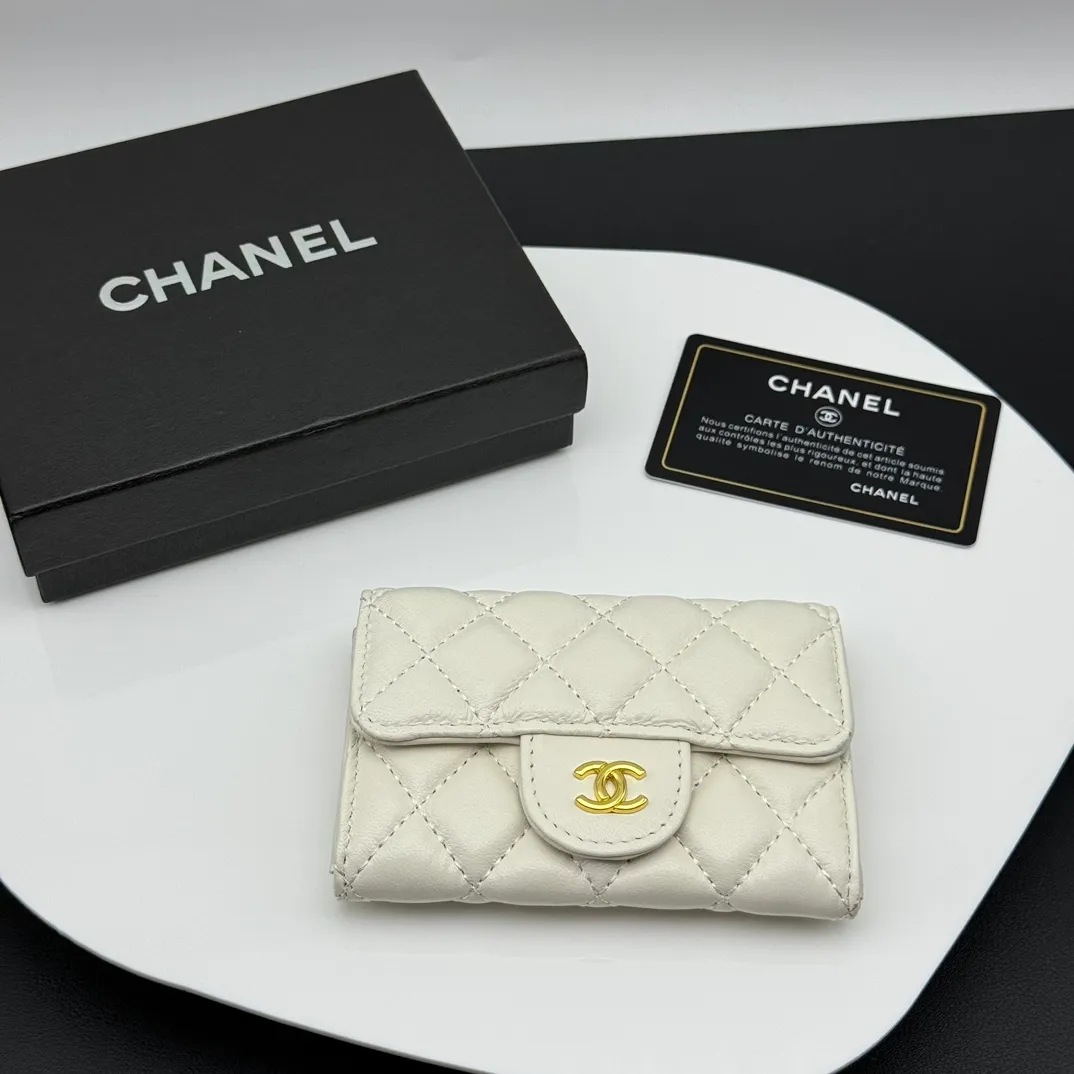 💰130 💎Top quality 💖 𝑪𝑯𝑨𝑵𝑬𝑳 Sheep pattern white/gold 💌 23K classic diamond pattern lambskin Chanel wallet 👛 CHANEL classic series many new cf small card bags are available! This card holder has an extra card pocket at the back than the previous classic card holder❤️You can store cards and coins separately😊A very practical coin purse❤️Model number: AP458 Size: 11X7.5X2