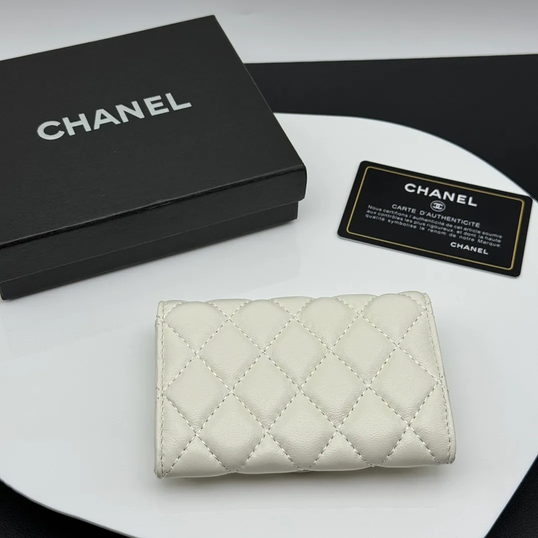 💰130 💎Top quality 💖 𝑪𝑯𝑨𝑵𝑬𝑳 Sheep pattern white/gold 💌 23K classic diamond pattern lambskin Chanel wallet 👛 CHANEL classic series many new cf small card bags are available! This card holder has an extra card pocket at the back than the previous classic card holder❤️You can store cards and coins separately😊A very practical coin purse❤️Model number: AP458 Size: 11X7.5X2
