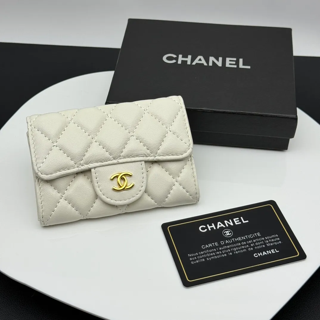 💰130 💎Top quality 💖 𝑪𝑯𝑨𝑵𝑬𝑳 Sheep pattern white/gold 💌 23K classic diamond pattern lambskin Chanel wallet 👛 CHANEL classic series many new cf small card bags are available! This card holder has an extra card pocket at the back than the previous classic card holder❤️You can store cards and coins separately😊A very practical coin purse❤️Model number: AP458 Size: 11X7.5X2