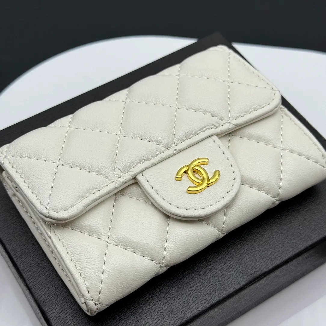💰130 💎Top quality 💖 𝑪𝑯𝑨𝑵𝑬𝑳 Sheep pattern white/gold 💌 23K classic diamond pattern lambskin Chanel wallet 👛 CHANEL classic series many new cf small card bags are available! This card holder has an extra card pocket at the back than the previous classic card holder❤️You can store cards and coins separately😊A very practical coin purse❤️Model number: AP458 Size: 11X7.5X2