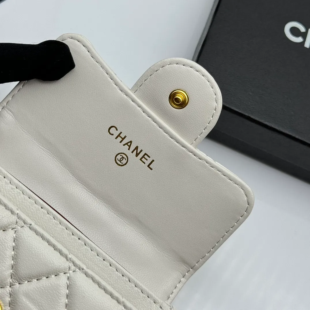 💰130 💎Top quality 💖 𝑪𝑯𝑨𝑵𝑬𝑳 Sheep pattern white/gold 💌 23K classic diamond pattern lambskin Chanel wallet 👛 CHANEL classic series many new cf small card bags are available! This card holder has an extra card pocket at the back than the previous classic card holder❤️You can store cards and coins separately😊A very practical coin purse❤️Model number: AP458 Size: 11X7.5X2