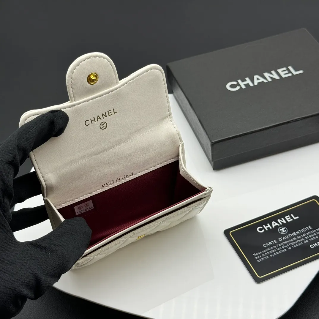 💰130 💎Top quality 💖 𝑪𝑯𝑨𝑵𝑬𝑳 Sheep pattern white/gold 💌 23K classic diamond pattern lambskin Chanel wallet 👛 CHANEL classic series many new cf small card bags are available! This card holder has an extra card pocket at the back than the previous classic card holder❤️You can store cards and coins separately😊A very practical coin purse❤️Model number: AP458 Size: 11X7.5X2
