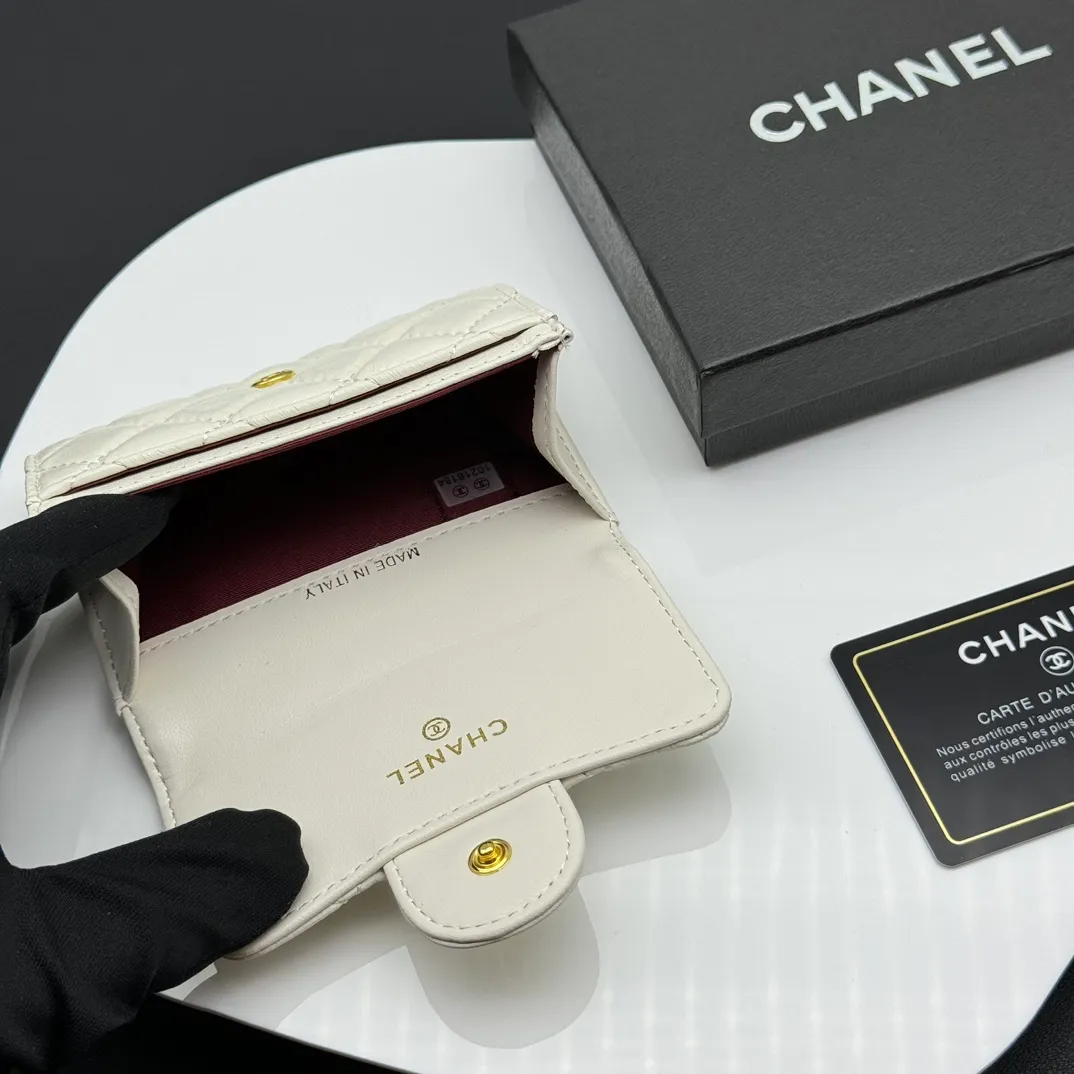 💰130 💎Top quality 💖 𝑪𝑯𝑨𝑵𝑬𝑳 Sheep pattern white/gold 💌 23K classic diamond pattern lambskin Chanel wallet 👛 CHANEL classic series many new cf small card bags are available! This card holder has an extra card pocket at the back than the previous classic card holder❤️You can store cards and coins separately😊A very practical coin purse❤️Model number: AP458 Size: 11X7.5X2