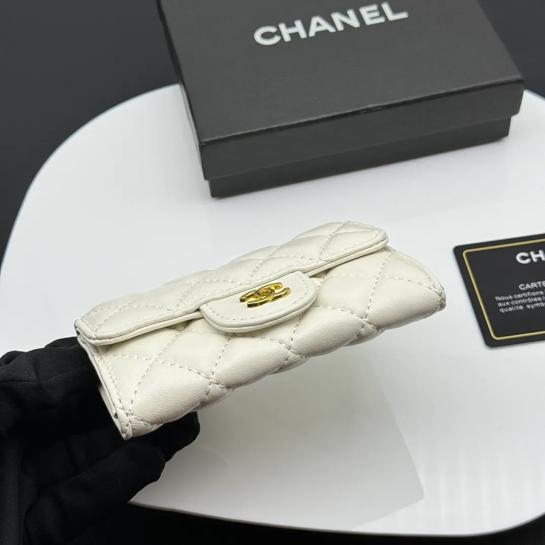 💰130 💎Top quality 💖 𝑪𝑯𝑨𝑵𝑬𝑳 Sheep pattern white/gold 💌 23K classic diamond pattern lambskin Chanel wallet 👛 CHANEL classic series many new cf small card bags are available! This card holder has an extra card pocket at the back than the previous classic card holder❤️You can store cards and coins separately😊A very practical coin purse❤️Model number: AP458 Size: 11X7.5X2