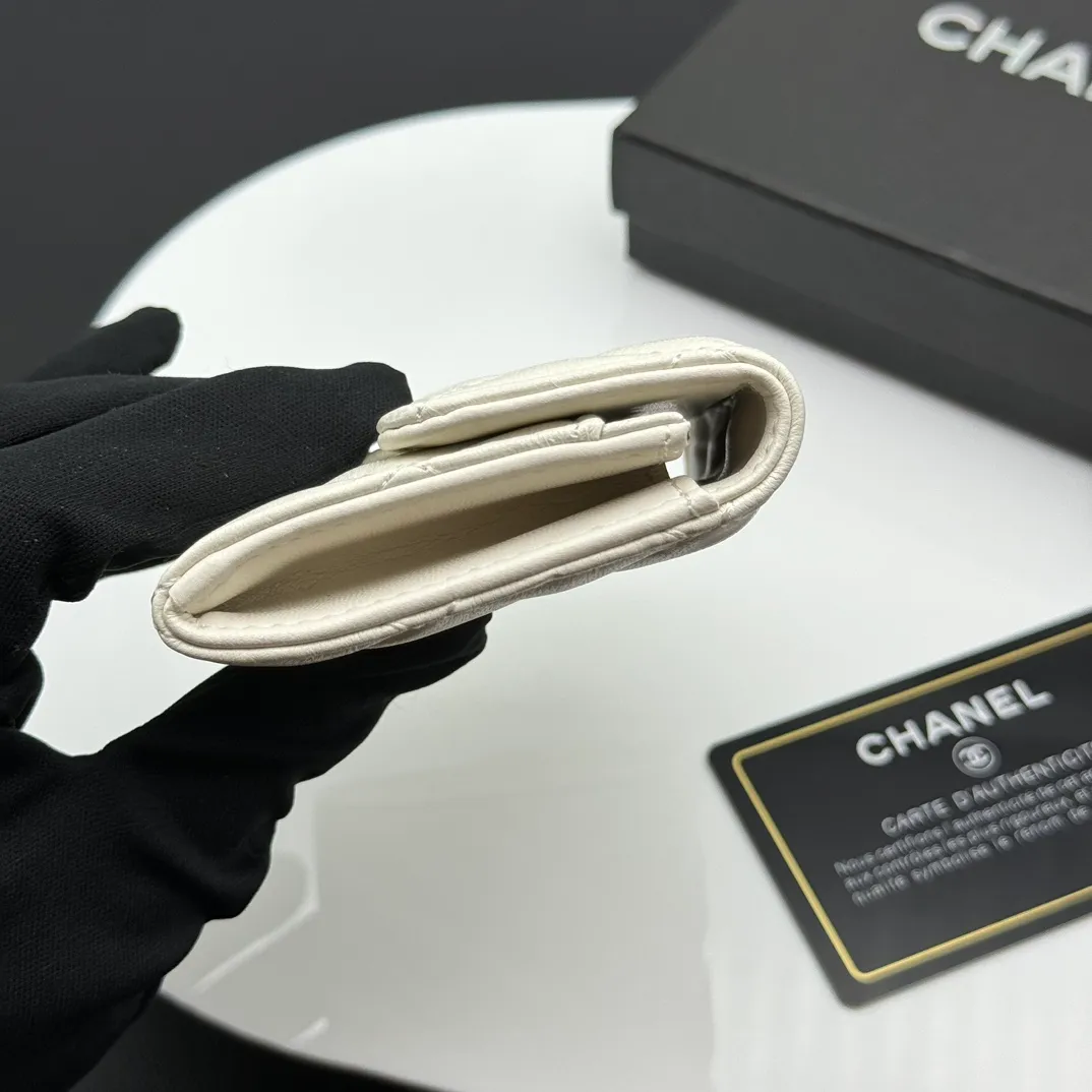 💰130 💎Top quality 💖 𝑪𝑯𝑨𝑵𝑬𝑳 Sheep pattern white/gold 💌 23K classic diamond pattern lambskin Chanel wallet 👛 CHANEL classic series many new cf small card bags are available! This card holder has an extra card pocket at the back than the previous classic card holder❤️You can store cards and coins separately😊A very practical coin purse❤️Model number: AP458 Size: 11X7.5X2