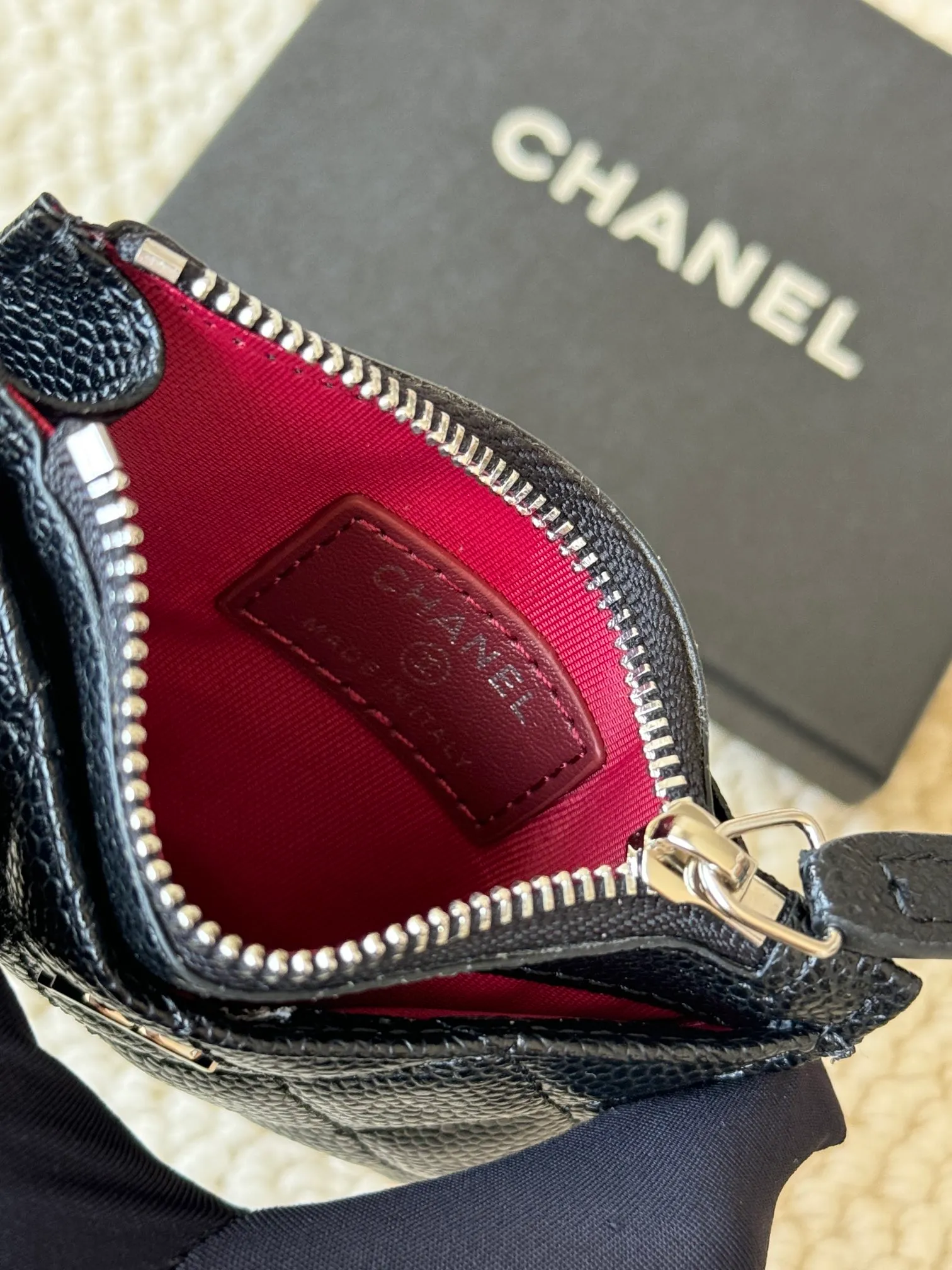 💰120 Chanel single-pull card holder can hold four cards and change, can be held in hand, can be put in the bag, easy to store, small and cute mini card holder, made of cowhide, model number A84105, size: 9x11.5cm​