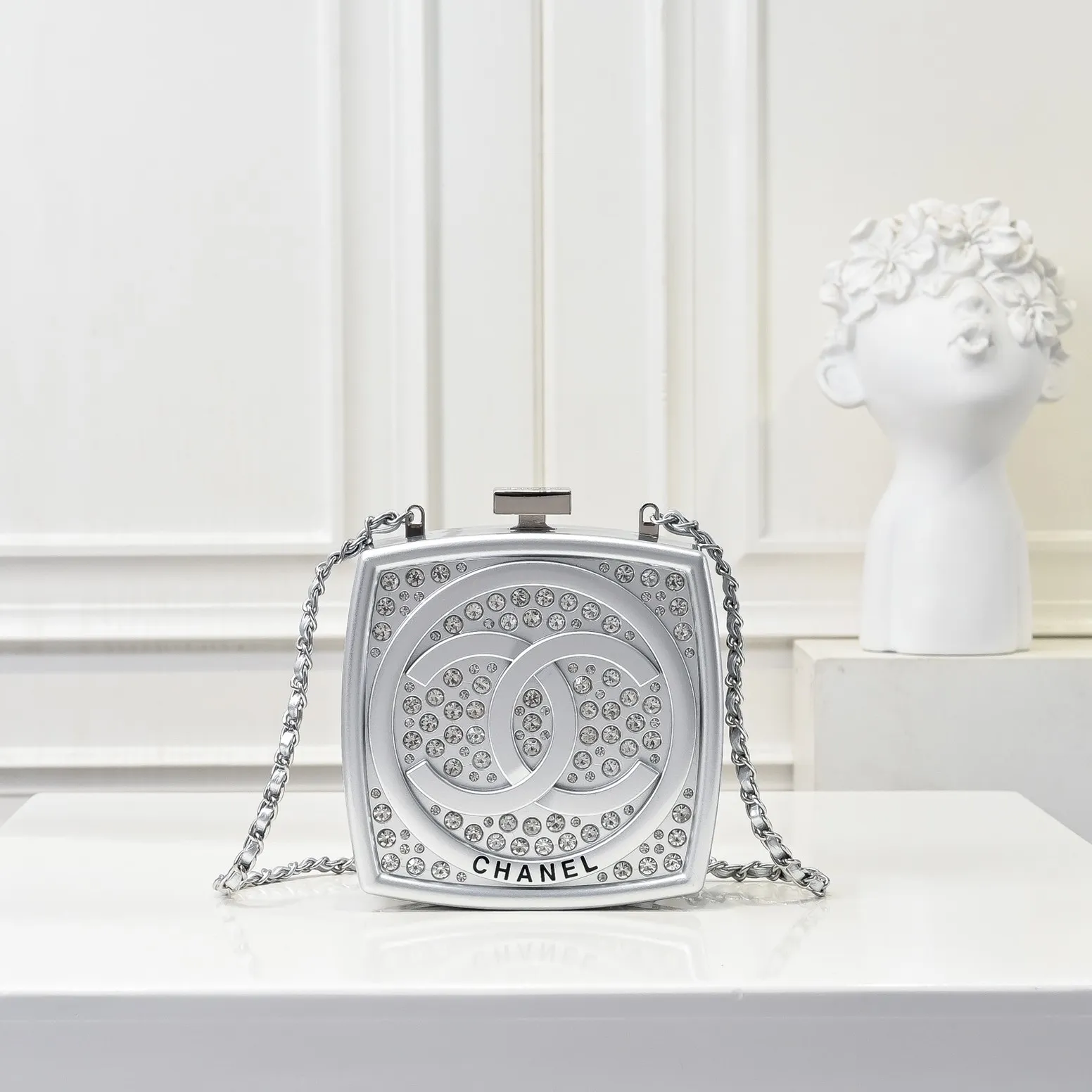 💰420￥👑CHANEL Diamond Powder Box Limited Edition Product🔥Sparkling and adorable, sparkling and fashionable, the real thing is much more beautiful than the picture in the show, plus there is a mirror inside, and there is space inside to put paste and lock buttons! The diamond color and details are well displayed. You can see the gorgeous noble colors, ocean and vacation elements, it will probably be the hottest item this season! Size: 12x12cm, style number: 672