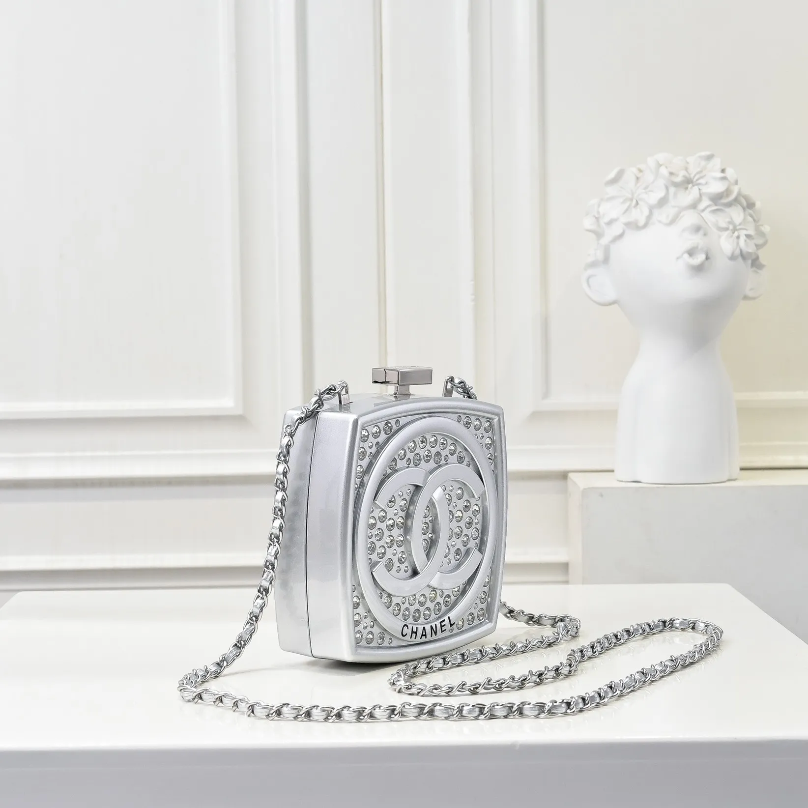 💰420￥👑CHANEL Diamond Powder Box Limited Edition Product🔥Sparkling and adorable, sparkling and fashionable, the real thing is much more beautiful than the picture in the show, plus there is a mirror inside, and there is space inside to put paste and lock buttons! The diamond color and details are well displayed. You can see the gorgeous noble colors, ocean and vacation elements, it will probably be the hottest item this season! Size: 12x12cm, style number: 672