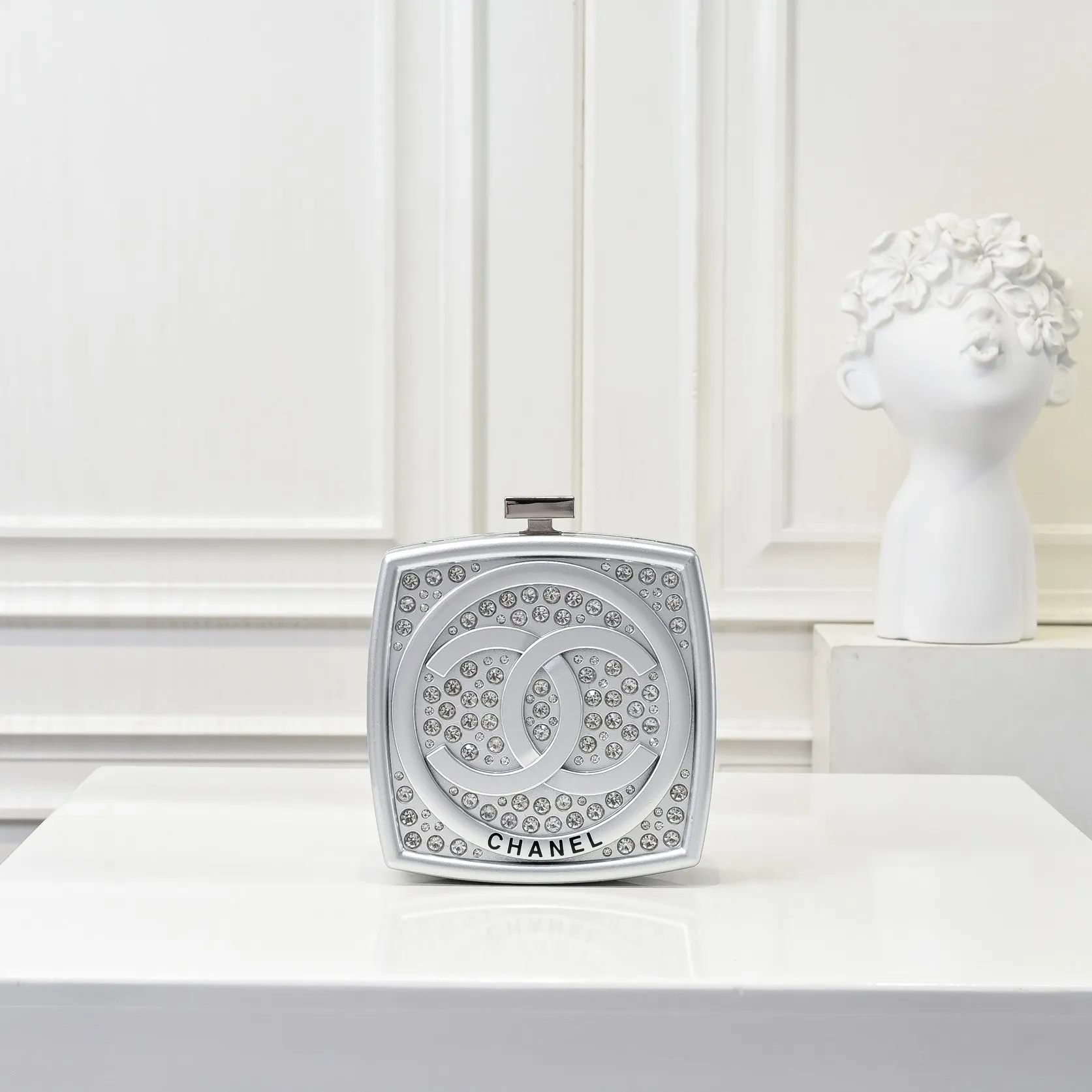 💰420￥👑CHANEL Diamond Powder Box Limited Edition Product🔥Sparkling and adorable, sparkling and fashionable, the real thing is much more beautiful than the picture in the show, plus there is a mirror inside, and there is space inside to put paste and lock buttons! The diamond color and details are well displayed. You can see the gorgeous noble colors, ocean and vacation elements, it will probably be the hottest item this season! Size: 12x12cm, style number: 672