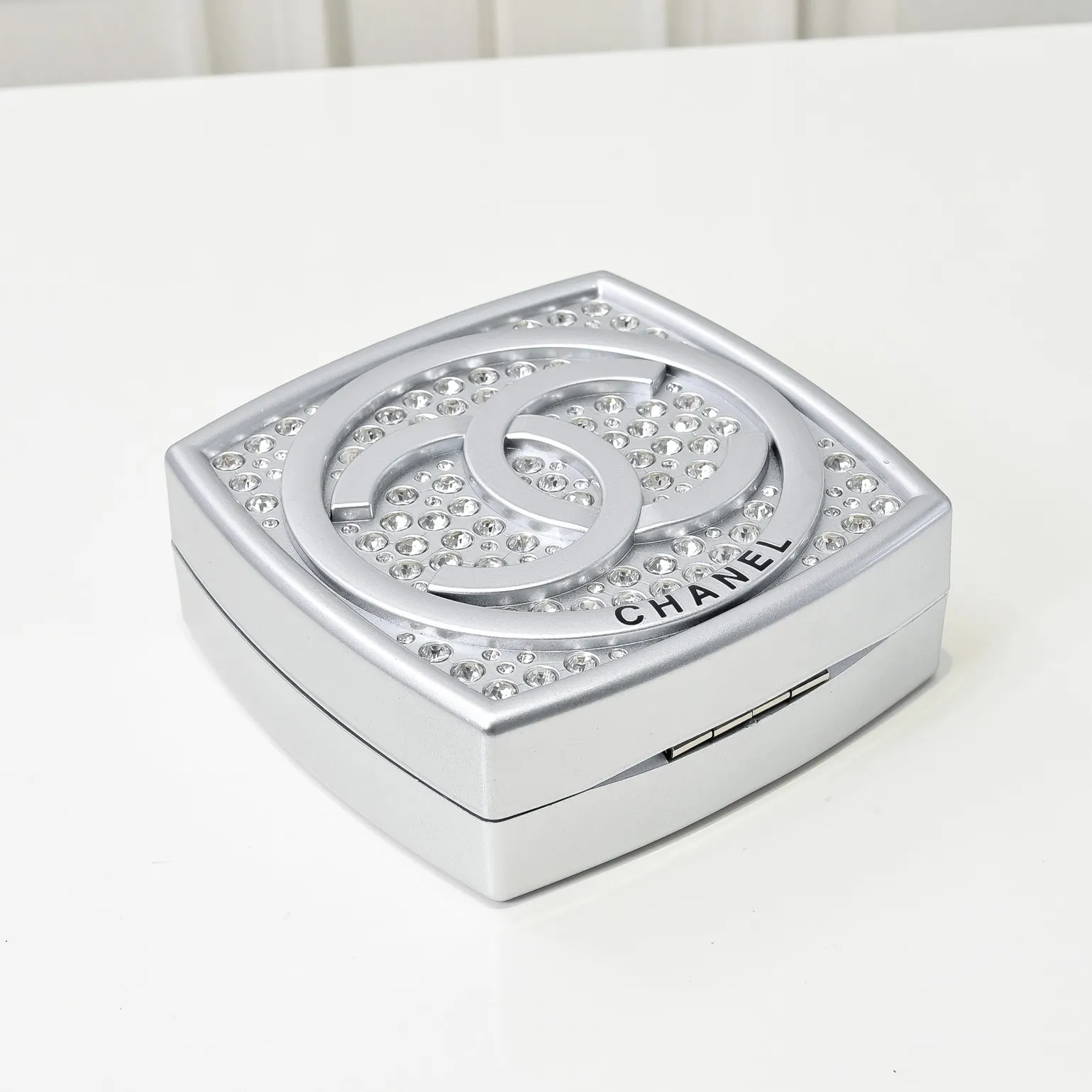 💰420￥👑CHANEL Diamond Powder Box Limited Edition Product🔥Sparkling and adorable, sparkling and fashionable, the real thing is much more beautiful than the picture in the show, plus there is a mirror inside, and there is space inside to put paste and lock buttons! The diamond color and details are well displayed. You can see the gorgeous noble colors, ocean and vacation elements, it will probably be the hottest item this season! Size: 12x12cm, style number: 672