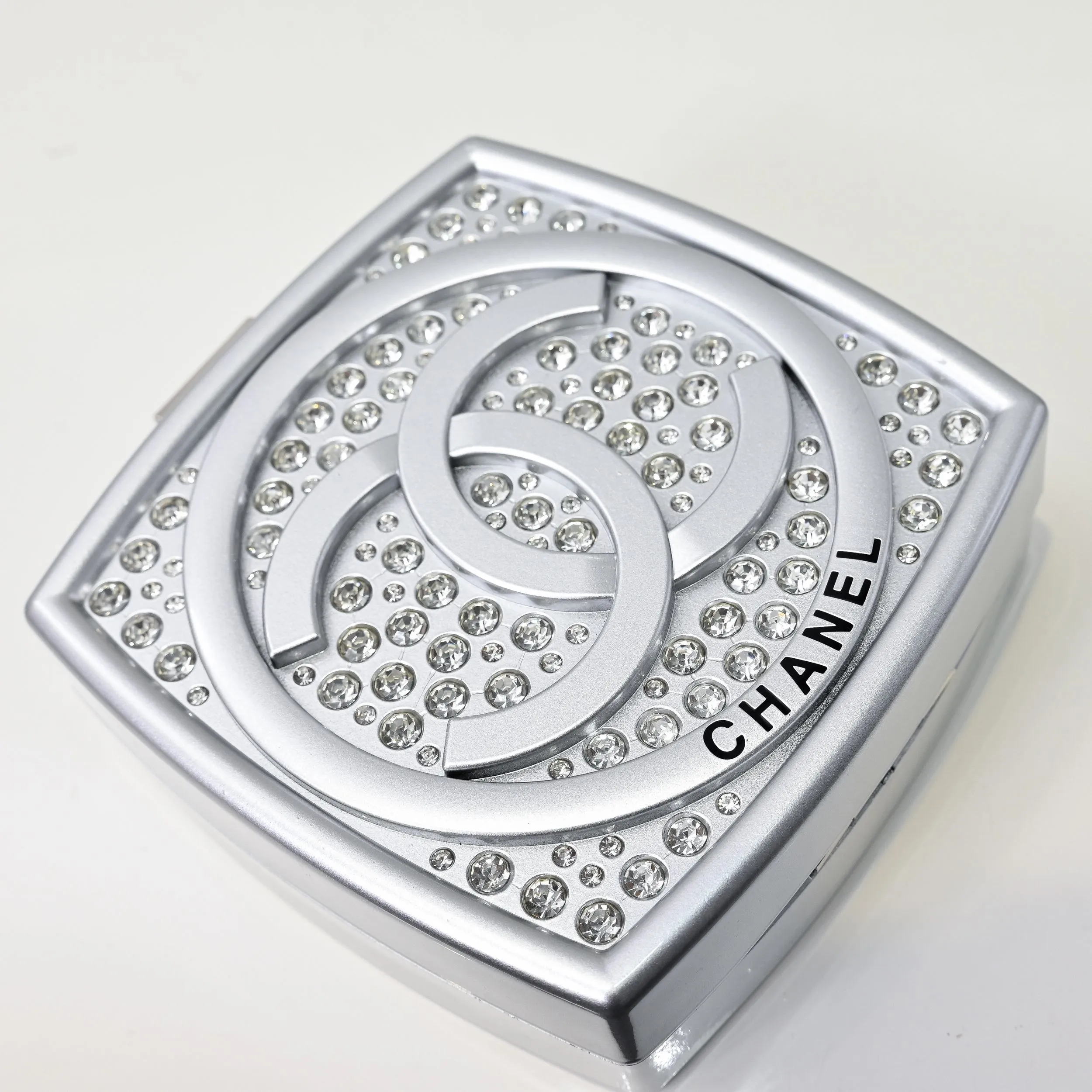 💰420￥👑CHANEL Diamond Powder Box Limited Edition Product🔥Sparkling and adorable, sparkling and fashionable, the real thing is much more beautiful than the picture in the show, plus there is a mirror inside, and there is space inside to put paste and lock buttons! The diamond color and details are well displayed. You can see the gorgeous noble colors, ocean and vacation elements, it will probably be the hottest item this season! Size: 12x12cm, style number: 672