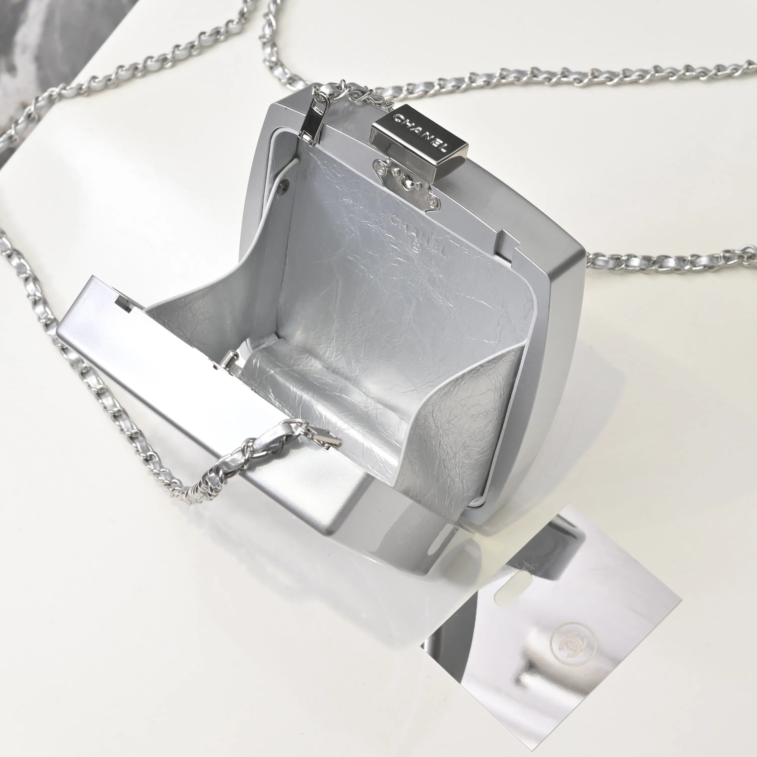 💰420￥👑CHANEL Diamond Powder Box Limited Edition Product🔥Sparkling and adorable, sparkling and fashionable, the real thing is much more beautiful than the picture in the show, plus there is a mirror inside, and there is space inside to put paste and lock buttons! The diamond color and details are well displayed. You can see the gorgeous noble colors, ocean and vacation elements, it will probably be the hottest item this season! Size: 12x12cm, style number: 672