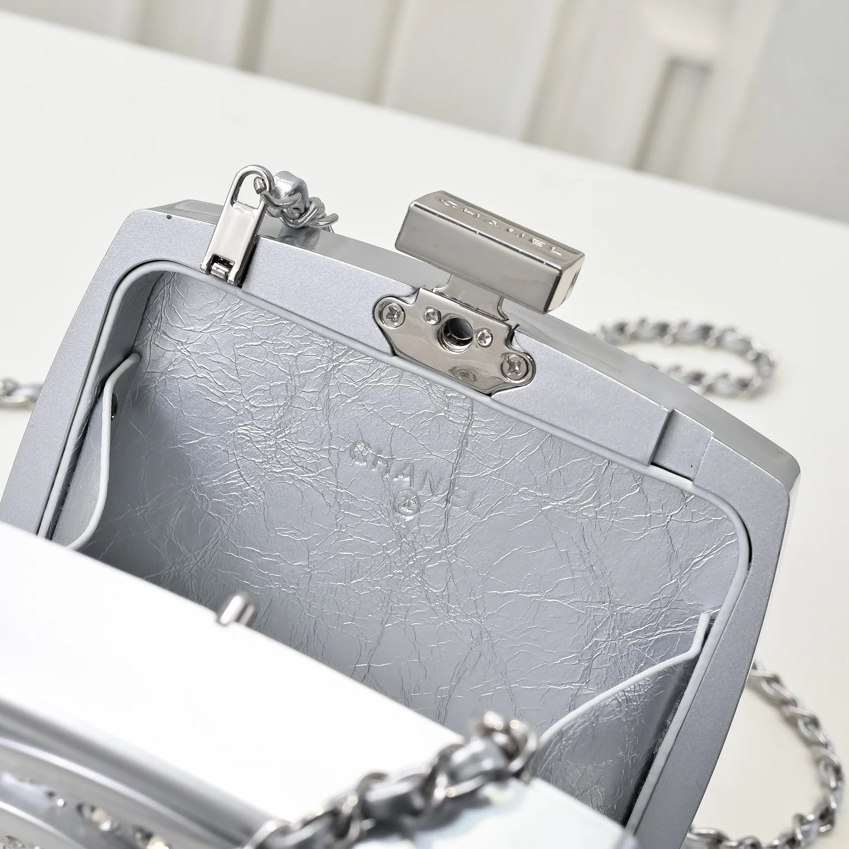 💰420￥👑CHANEL Diamond Powder Box Limited Edition Product🔥Sparkling and adorable, sparkling and fashionable, the real thing is much more beautiful than the picture in the show, plus there is a mirror inside, and there is space inside to put paste and lock buttons! The diamond color and details are well displayed. You can see the gorgeous noble colors, ocean and vacation elements, it will probably be the hottest item this season! Size: 12x12cm, style number: 672