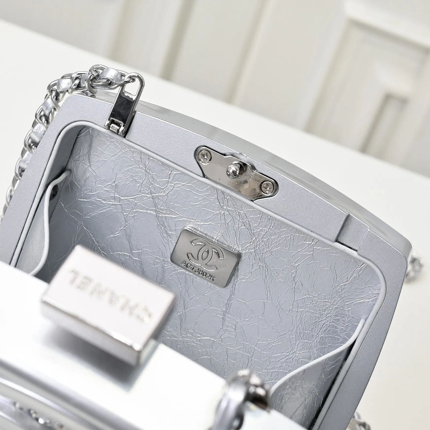 💰420￥👑CHANEL Diamond Powder Box Limited Edition Product🔥Sparkling and adorable, sparkling and fashionable, the real thing is much more beautiful than the picture in the show, plus there is a mirror inside, and there is space inside to put paste and lock buttons! The diamond color and details are well displayed. You can see the gorgeous noble colors, ocean and vacation elements, it will probably be the hottest item this season! Size: 12x12cm, style number: 672