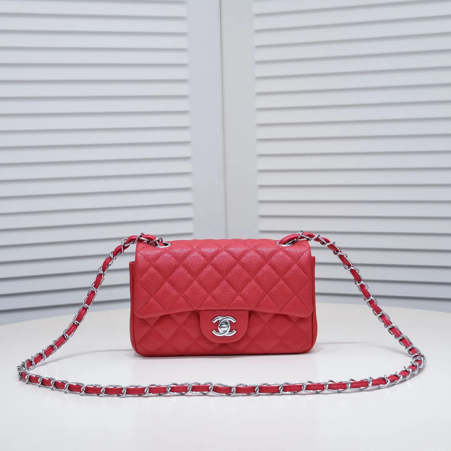 💰320￥Bright red💥CF versatile style caviar cowhide🌹 Chanel💃🏻‼ ️Eternal classic style [shy] noble temperament💃🏻favorite of celebrities🌟soft leather and high-end👍counter hardware exquisite workmanship to reject defects [strong] both dazzling and feminine 😝[strong] luxurious and durable🌟size: 20*14*7cm style number 1116 reverse edge