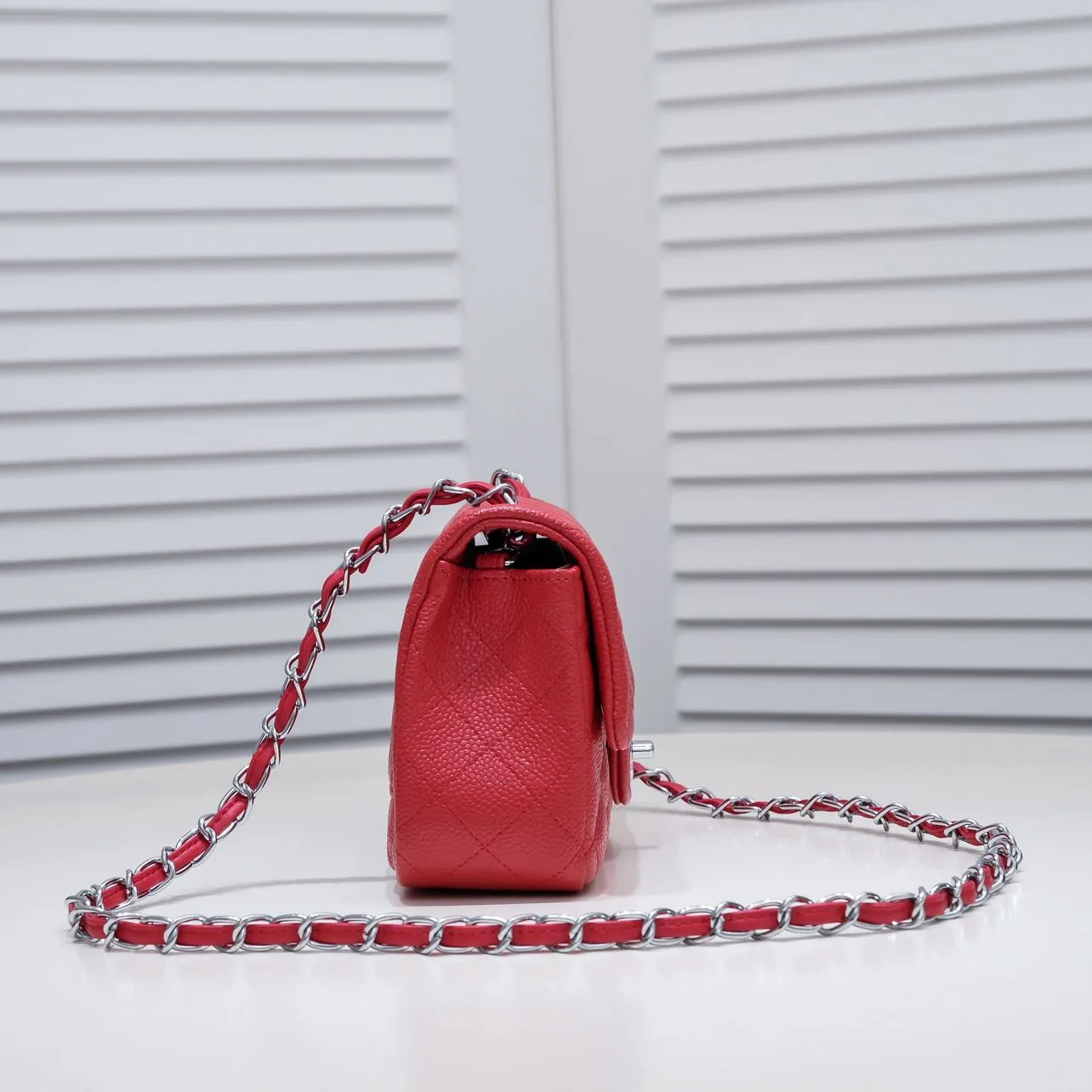 💰320￥Bright red💥CF versatile style caviar cowhide🌹 Chanel💃🏻‼ ️Eternal classic style [shy] noble temperament💃🏻favorite of celebrities🌟soft leather and high-end👍counter hardware exquisite workmanship to reject defects [strong] both dazzling and feminine 😝[strong] luxurious and durable🌟size: 20*14*7cm style number 1116 reverse edge