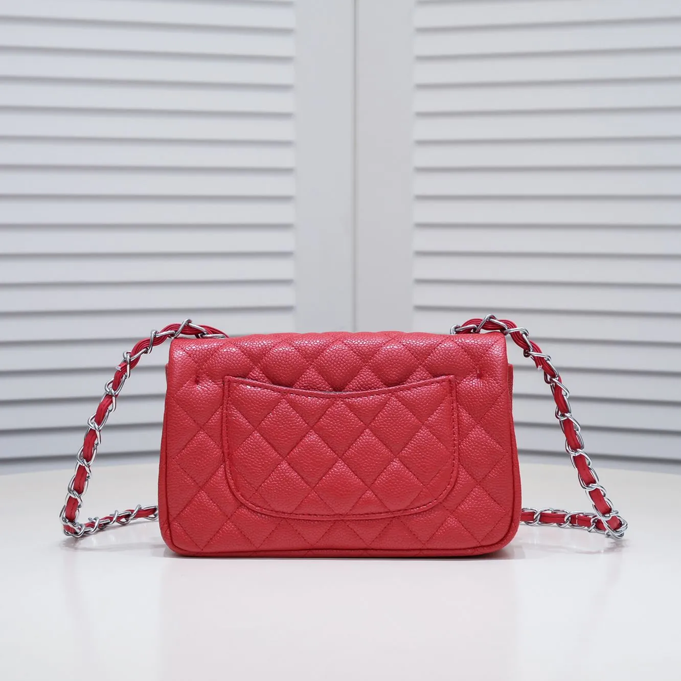 💰320￥Bright red💥CF versatile style caviar cowhide🌹 Chanel💃🏻‼ ️Eternal classic style [shy] noble temperament💃🏻favorite of celebrities🌟soft leather and high-end👍counter hardware exquisite workmanship to reject defects [strong] both dazzling and feminine 😝[strong] luxurious and durable🌟size: 20*14*7cm style number 1116 reverse edge