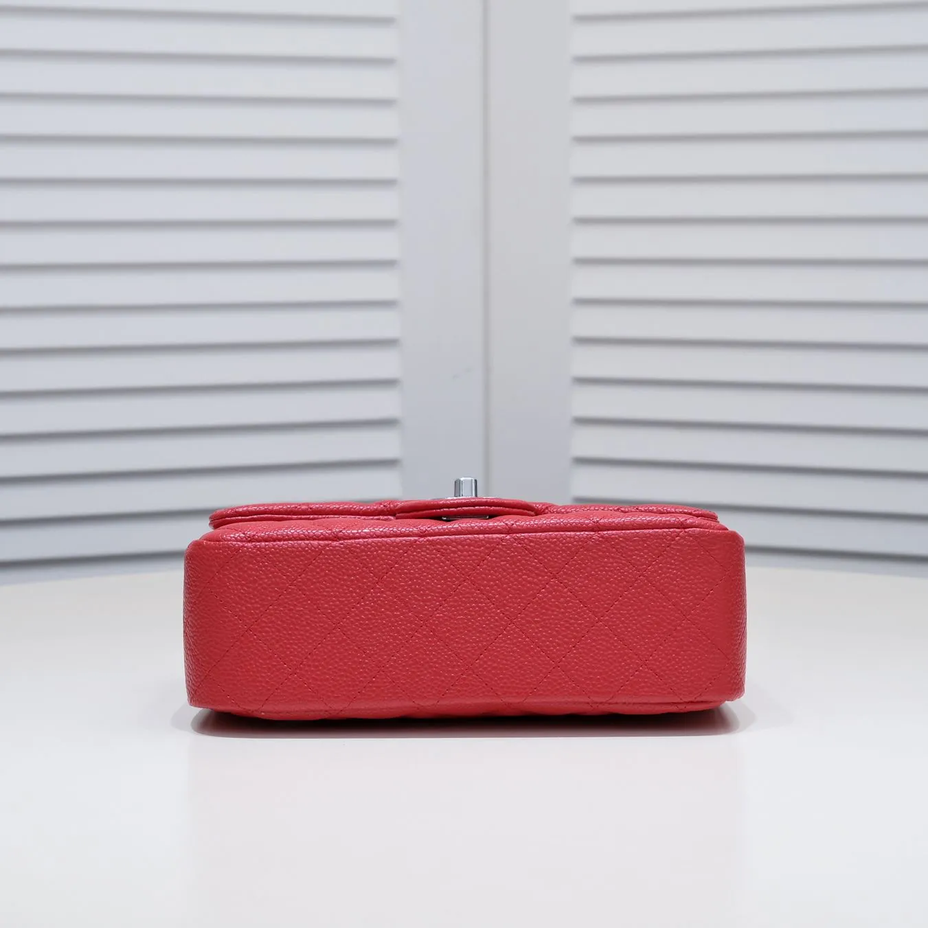 💰320￥Bright red💥CF versatile style caviar cowhide🌹 Chanel💃🏻‼ ️Eternal classic style [shy] noble temperament💃🏻favorite of celebrities🌟soft leather and high-end👍counter hardware exquisite workmanship to reject defects [strong] both dazzling and feminine 😝[strong] luxurious and durable🌟size: 20*14*7cm style number 1116 reverse edge