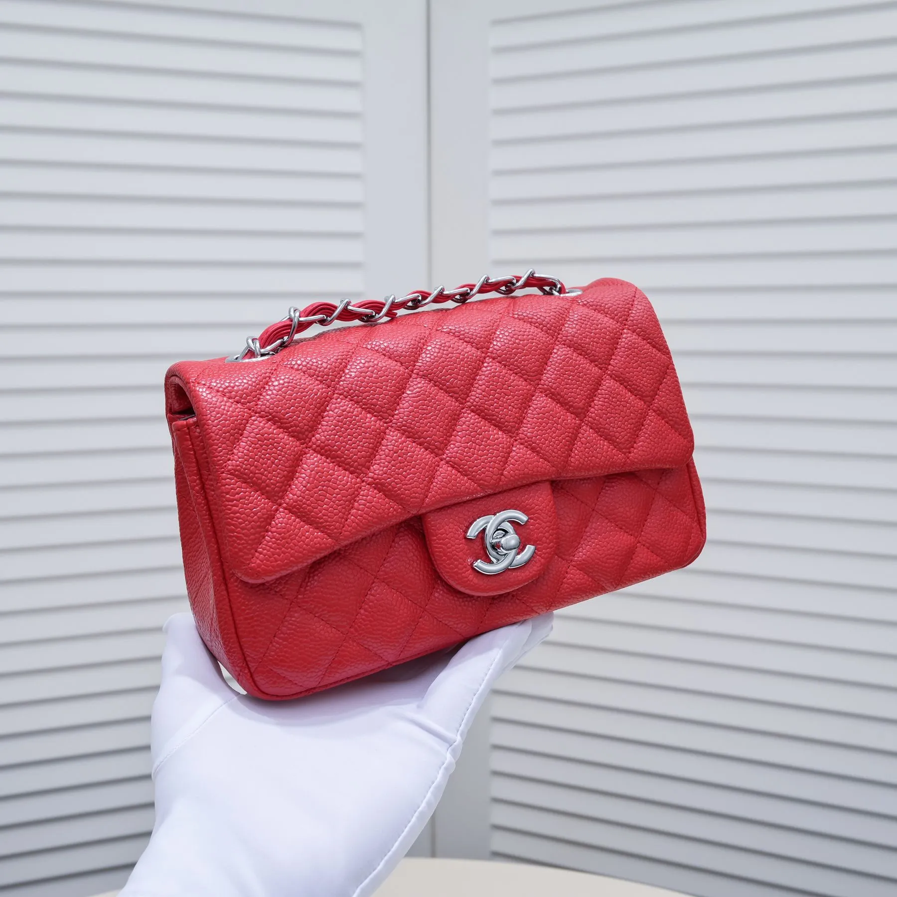 💰320￥Bright red💥CF versatile style caviar cowhide🌹 Chanel💃🏻‼ ️Eternal classic style [shy] noble temperament💃🏻favorite of celebrities🌟soft leather and high-end👍counter hardware exquisite workmanship to reject defects [strong] both dazzling and feminine 😝[strong] luxurious and durable🌟size: 20*14*7cm style number 1116 reverse edge