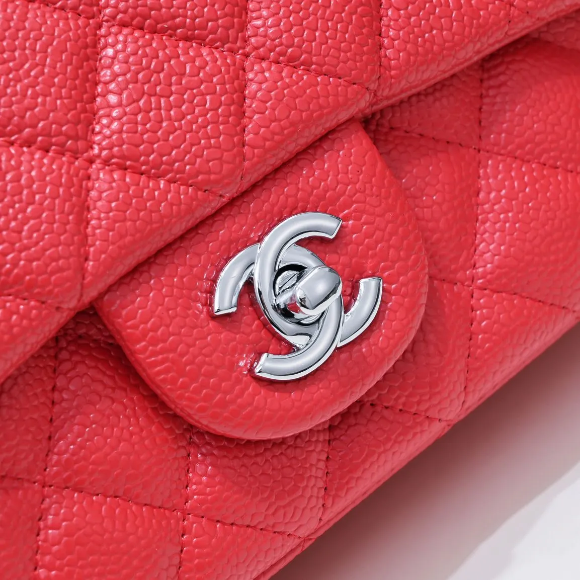 💰320￥Bright red💥CF versatile style caviar cowhide🌹 Chanel💃🏻‼ ️Eternal classic style [shy] noble temperament💃🏻favorite of celebrities🌟soft leather and high-end👍counter hardware exquisite workmanship to reject defects [strong] both dazzling and feminine 😝[strong] luxurious and durable🌟size: 20*14*7cm style number 1116 reverse edge
