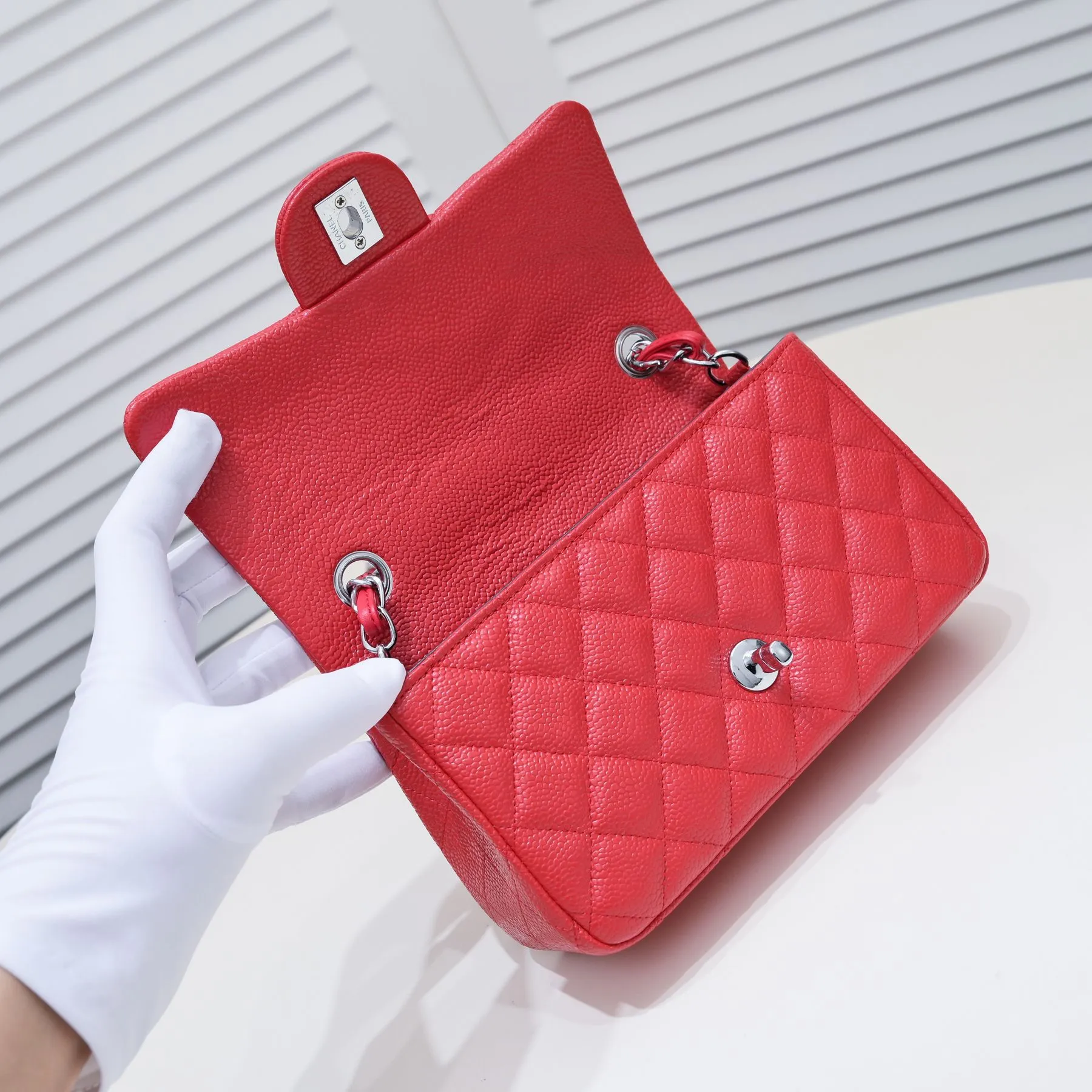 💰320￥Bright red💥CF versatile style caviar cowhide🌹 Chanel💃🏻‼ ️Eternal classic style [shy] noble temperament💃🏻favorite of celebrities🌟soft leather and high-end👍counter hardware exquisite workmanship to reject defects [strong] both dazzling and feminine 😝[strong] luxurious and durable🌟size: 20*14*7cm style number 1116 reverse edge