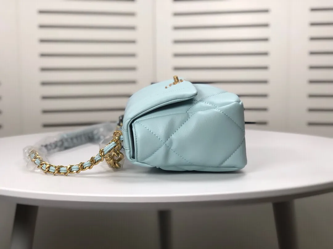 💰370￥Mint Green Small Size Chanel's latest hot model is now available📣📣Synchronized with counters🤭Imported cowhide🐂very soft to the touch. The upper body effect is super good, it can be carried by hand, on one shoulder or cross-body, showing the elegance and charm of women💃Hurry and get it😘Model number: 9010, size: 26*16*10,